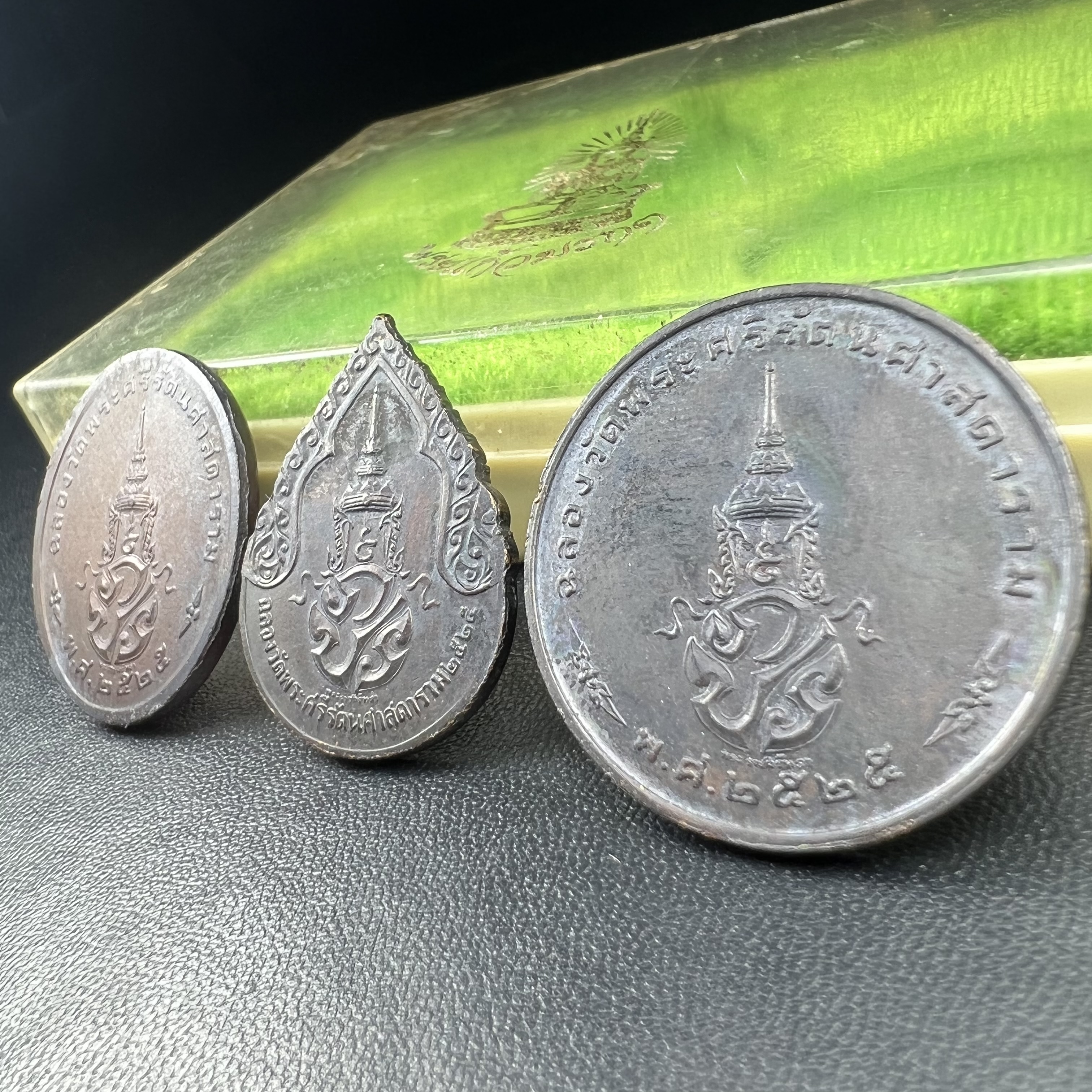 เหรียญพระแก้วมรกตหลัง ภปร. ฉลองกรุงรัตนโกสินทร์ครบ 200 ปี พ.ศ.2525 เนื้อทองแดงกล่องบรรจุเดิมครบ3พิมพ์(บล็อกพระราชศรัธา)(ในหลวงรัชกาลที่9 เสด็จในพิธี)