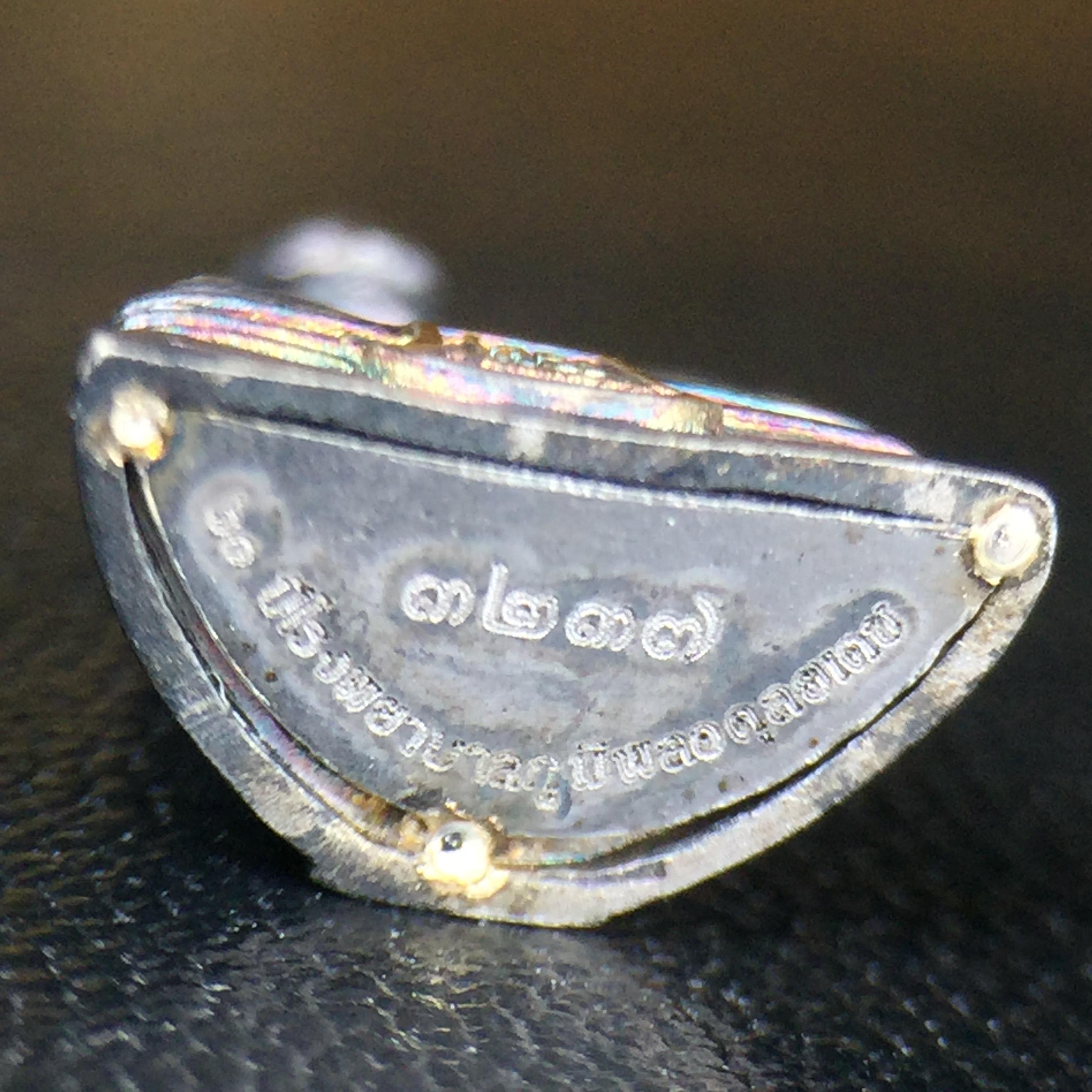 พระพุทธโสธร คุ้มเกล้าฯ ภปร.(ใต้ร่มพระบารมี คุ้มเกล้า) 60ปี รพ.ภูมิพลฯ พ.ศ.2552 เนื้อเงิน ชุบทองคำขาว(พิมพ์เล็กขนาด 11.5*10.5 มม.)เนื้อเงินผิวเดิมกลับดำขึ้นสีรุ้งเข้มขลังงดงามธรรมชาติสร้างสรรค์ สภาพสวยเดิมพร้อมกล่องบรรจุเดิม ตอกโค๊ดหมายเลขกำกับ