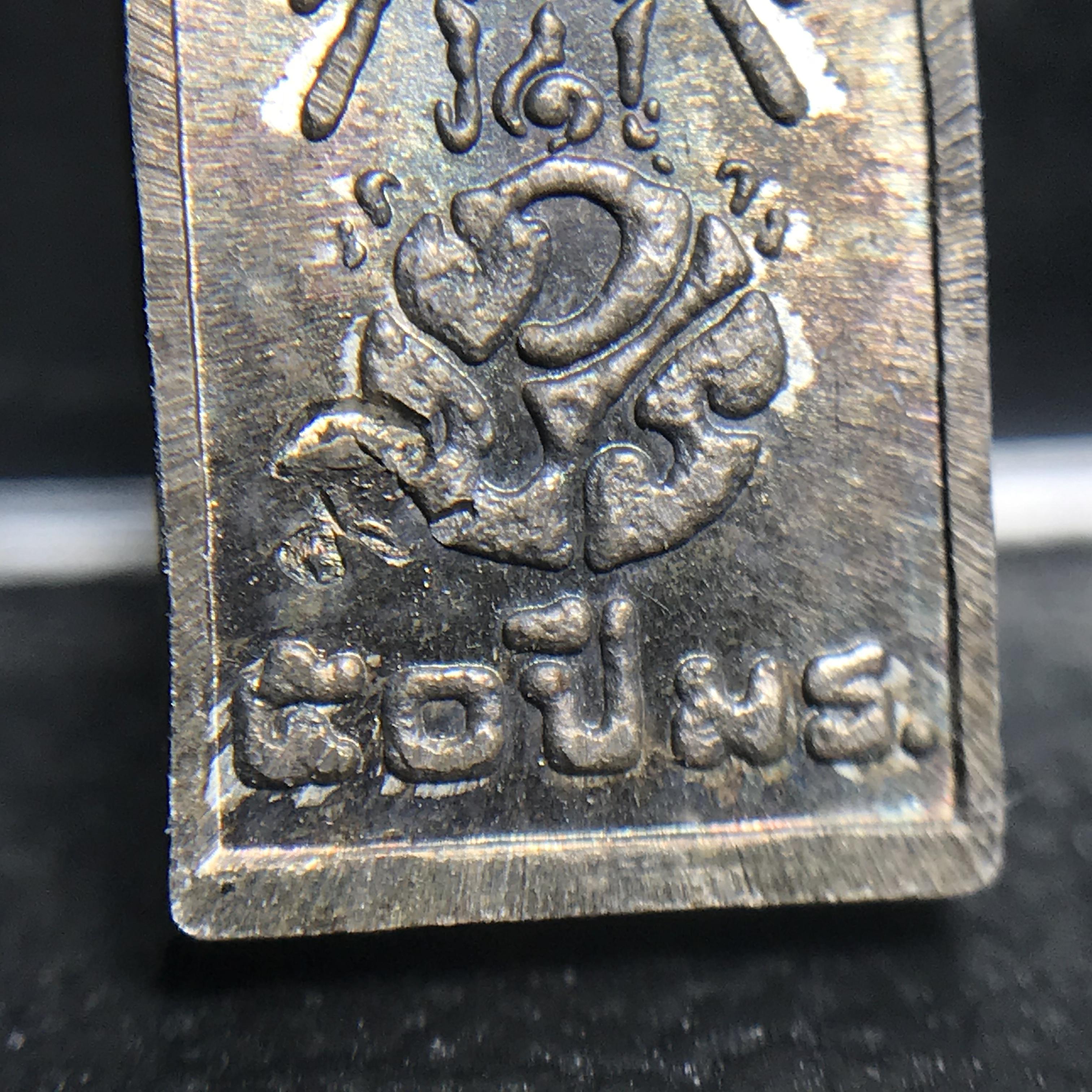 พระปรกใบมะขาม พระพุทธสิหิงค์ ภปร. ธรรมศาสตร์ 50ปี เนื้อเงิน(ในหลวงรัชกาลที่9 เสด็จเททอง)(พระปรกใบมะขาม ภปร. รุ่นแรก)(คัดสภาพสวยคมชัด ผิวเดิม)หายาก