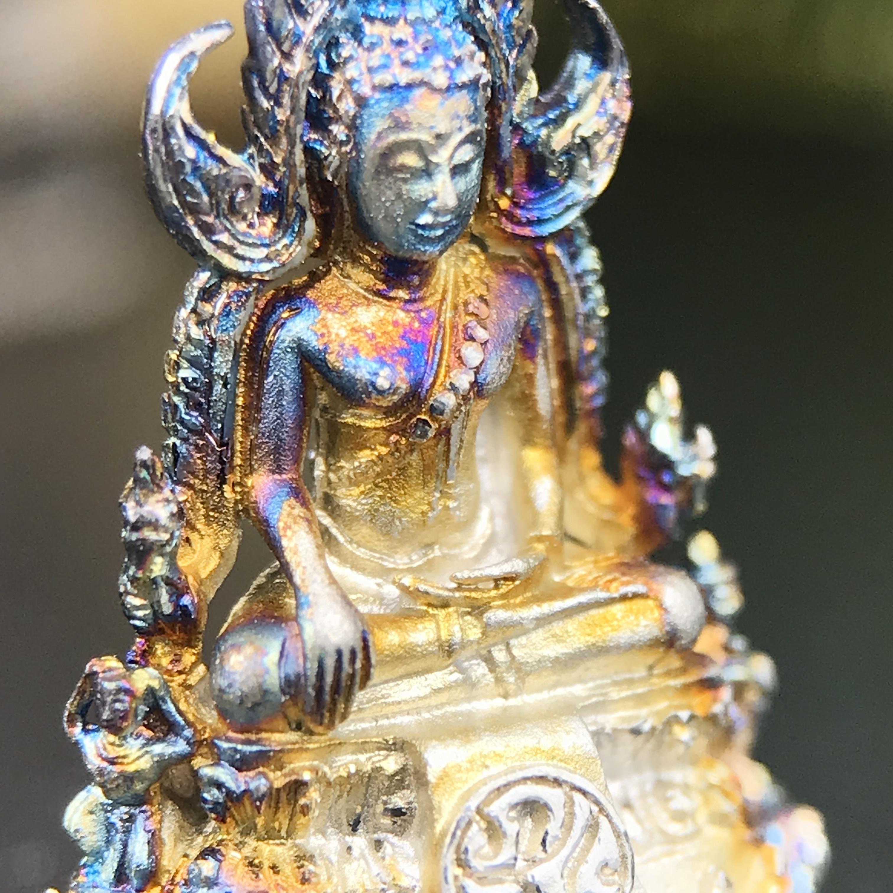 พระพุทธชินราช ภปร. 84 พรรษา พิมพ์เล็กขนาดหน้าตัก 1/4 นิ้ว(สูง 2.0 ซม.)เนื้อเงินชุบทองคำขาว (สภาพผิวเดิมสวย ขึ้นสีรุ้งธรรมชาติ แบบนิยม สวยมาก)(พระราชทานมวลสาร จิตรลดาและเส้นพระเจ้า(เส้นผม))พุทธศิลป์ทรงคุณค่าอีกหนึ่งรุ่นยอดนิยม