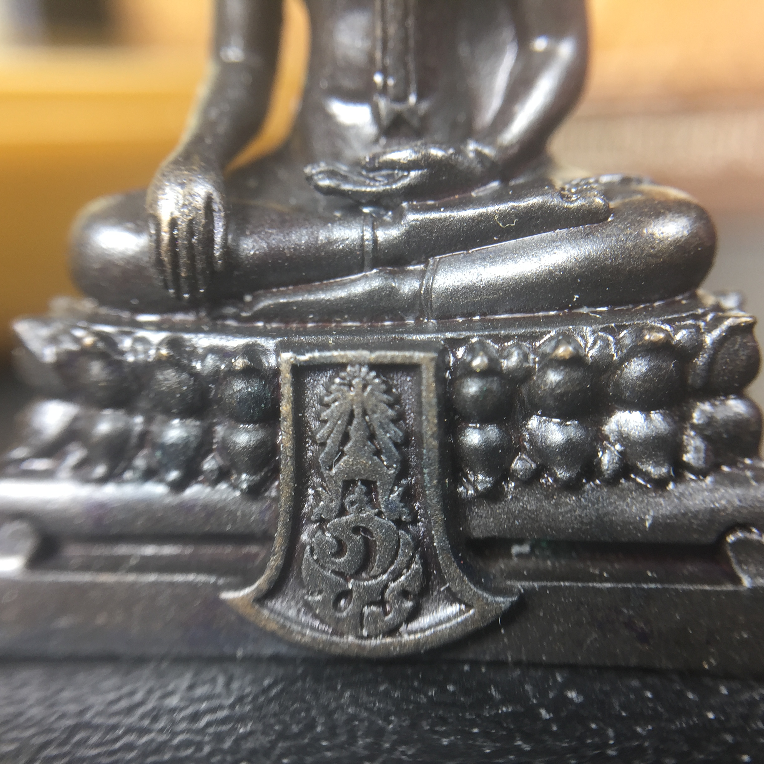 พระพุทธรูปคุ้มเกล้า ภปร. มหามงคล 80พรรษา “รุ่นเย็นศิระเพราะพระบริบาล 80พรรษา มหากษัตริย์คู่แผ่นดินสยาม” เนื้อนวโลหะรมดำ พิมพ์ใหญ่ ขนาด 18*35 มม.