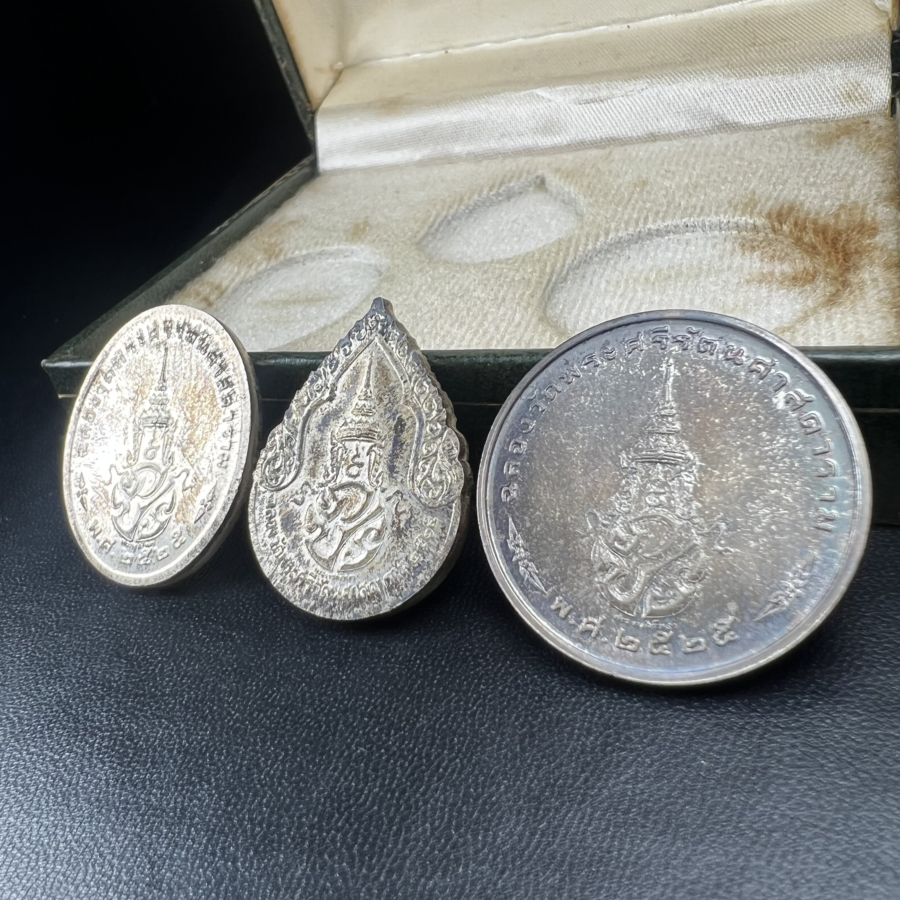 เหรียญพระแก้วมรกตหลัง ภปร. ฉลองกรุงรัตนโกสินทร์ครบ 200 ปี พ.ศ.2525 เนื้อเงิน(ผิวเดิม สวย)กล่องบรรจุเดิมครบ3พิมพ์(บล็อกพระราชศรัธา)(ในหลวงรัชกาลที่9 เสด็จในพิธี)ชอบเก็บแบบผิวเดิมๆชุดนี้เลยแนะนำ ผิวเดิมสวยมาก เสน่ห์พระเนื้อเงิน