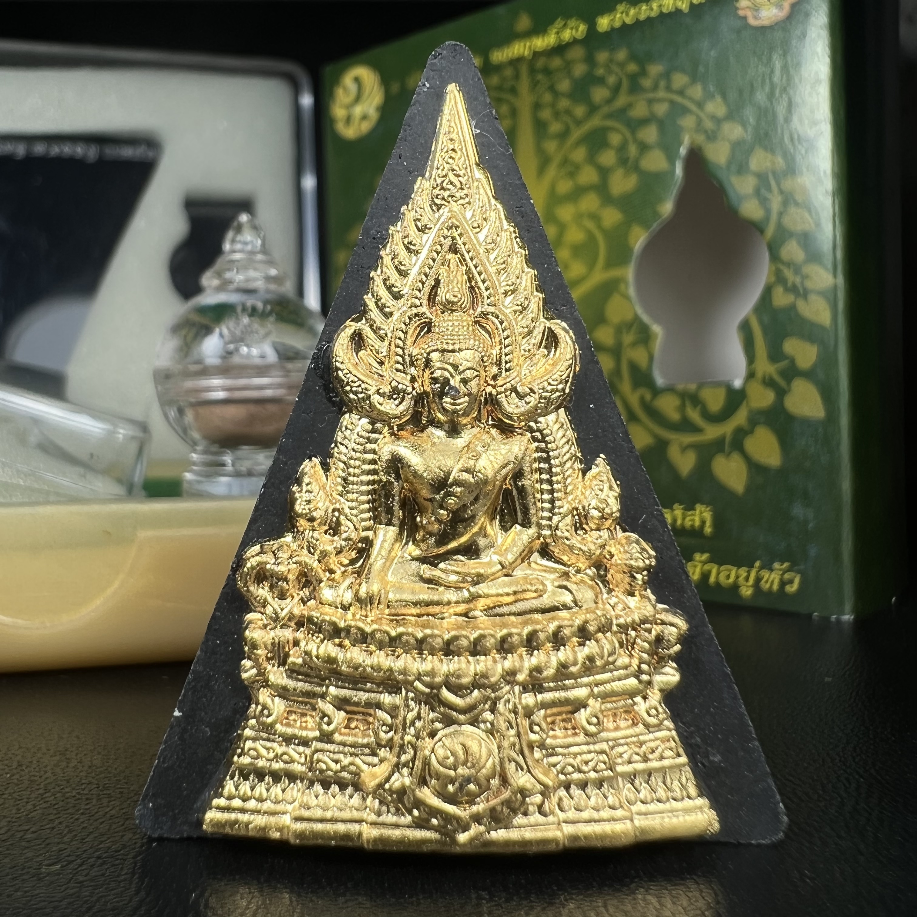 พระพุทธชินราช(จำลอง)ภปร. 84พรรษา เนื้อผงปิดทองด้านหน้า หลัง ภ.ป.ร. ทองแดง(พระราชทานมวลสาร จิตรลดาและเส้นพระเจ้า ร.9(เส้นผม))