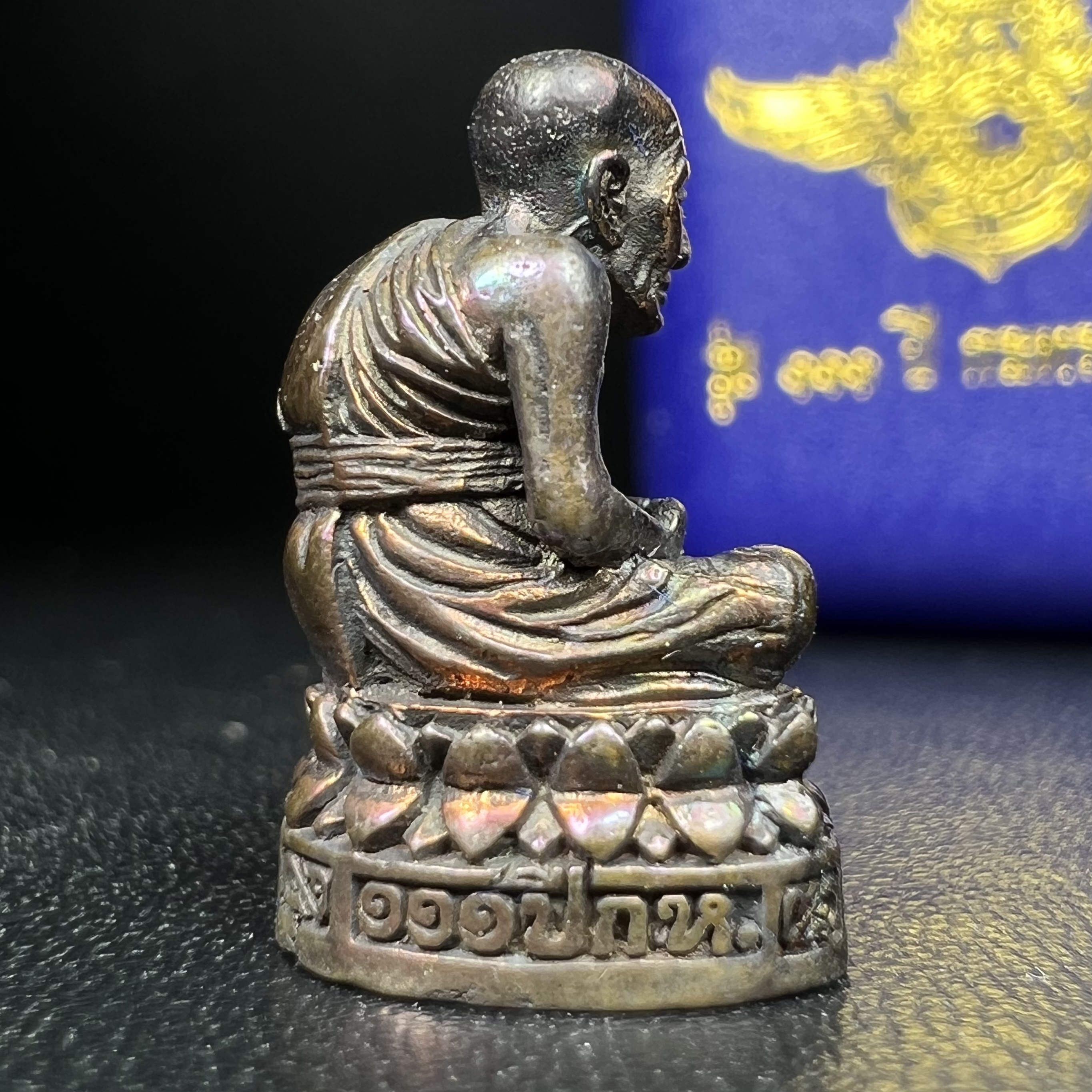 รูปเหมือนหล่อลอยองค์หลวงปู่ทวด รุ่น 111ปี กระทรวงกลาโหม เนื้อนวโลหะรมดำ-ปัดเงา ปี2540 พิธีใหญ่ เข้มขลัง นิยม พร้อมกล่องบรรจุเดิม(คัดสภาพสวยผิวเทพๆผิวรุ้งๆ)ทั้งพิธีทั้งพุทธศิลป์ทรงคุณค่าอีกหนึ่งรุ่นยอดนิยม