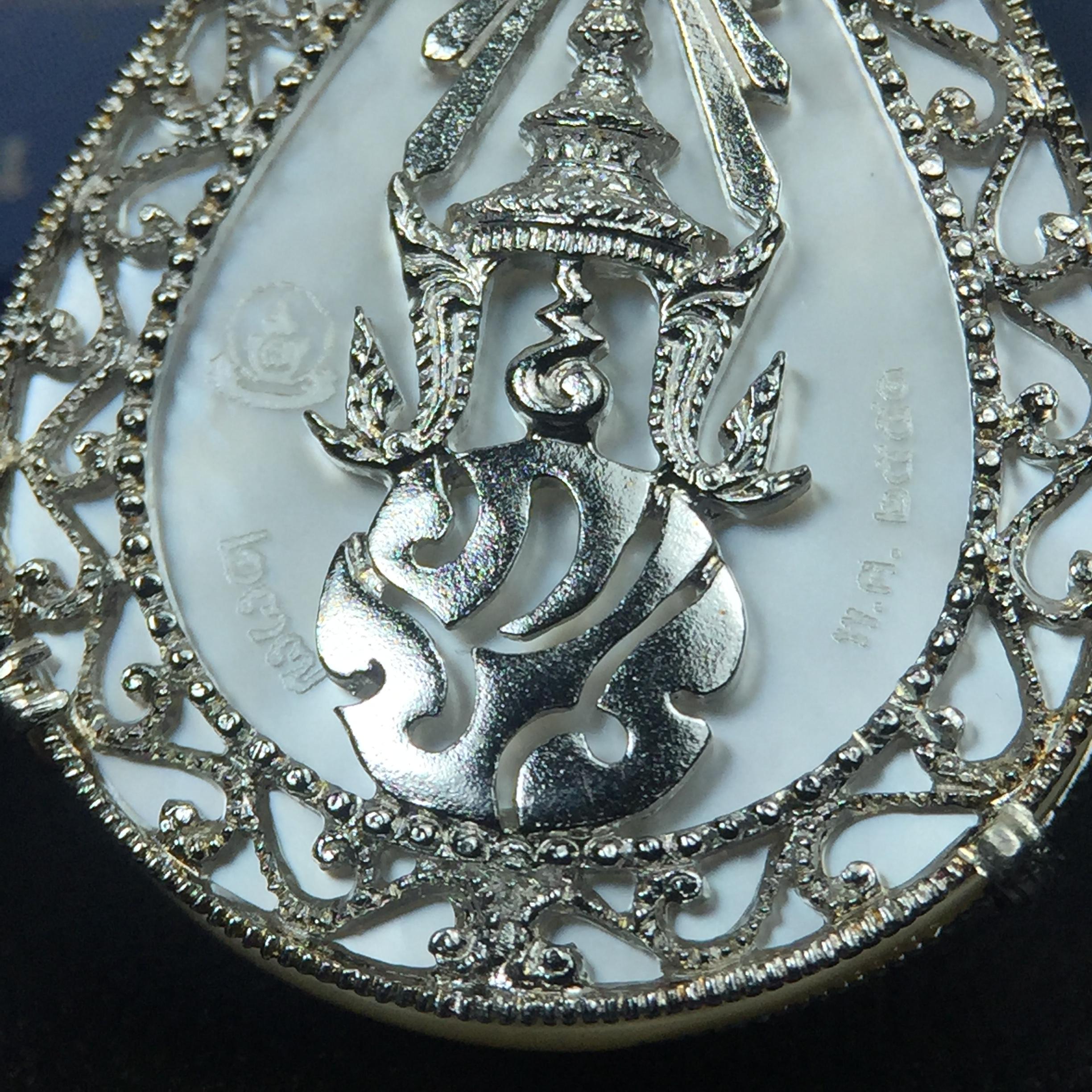 เหรียญพระพุทธชินราช ภปร. โครงการ เพราะแผ่นดินนี้คือแผ่นดินเกิด ปี 2551 รูปหยดน้ำ เนื้อเงินชุบทองคำขาว(ล้อมด้วยกรอบเงินชุบทองคำขาวสลักเสลาเป็นลวดลายละเอียดอ่อน ส่วนพื้นองค์พระเป็นเปลือกหอยมุขสวยงดงาม )(ขนาด 21 x 29 มม.) (สวยงามหายาก)1ใน5000องค์