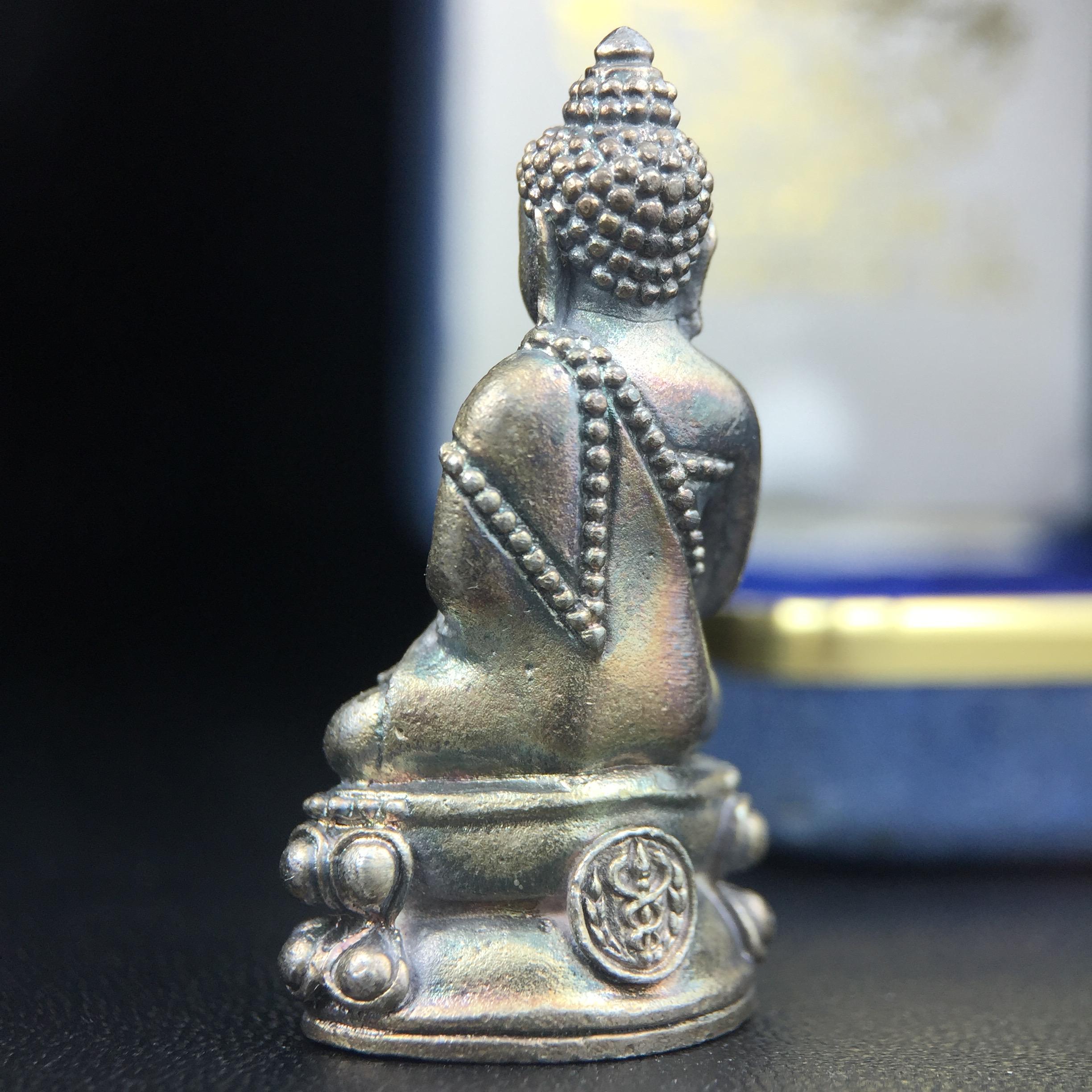 พระกริ่งศิรากาศ ภปร.(พระกริ่งคุ้มเกล้า)วัตถุมงคล"คุ้มเกล้าฯ" มูลนิธิ “คุ้มเกล้า” ในพระบรมราชูปถัมภ์ จัดสร้าง โรงพยาบาลภูมิพล เนื้อเงิน(พิมพ์หน้าไทย)(สภาพผิวเดิมขึ้นน้ำทองรุ้งๆทั่วองค์สวยมาก มาพร้อมกล่องบรรจุเดิมแบบนี้หายาก)(รัชกาลที่9เสด็จเททอง)