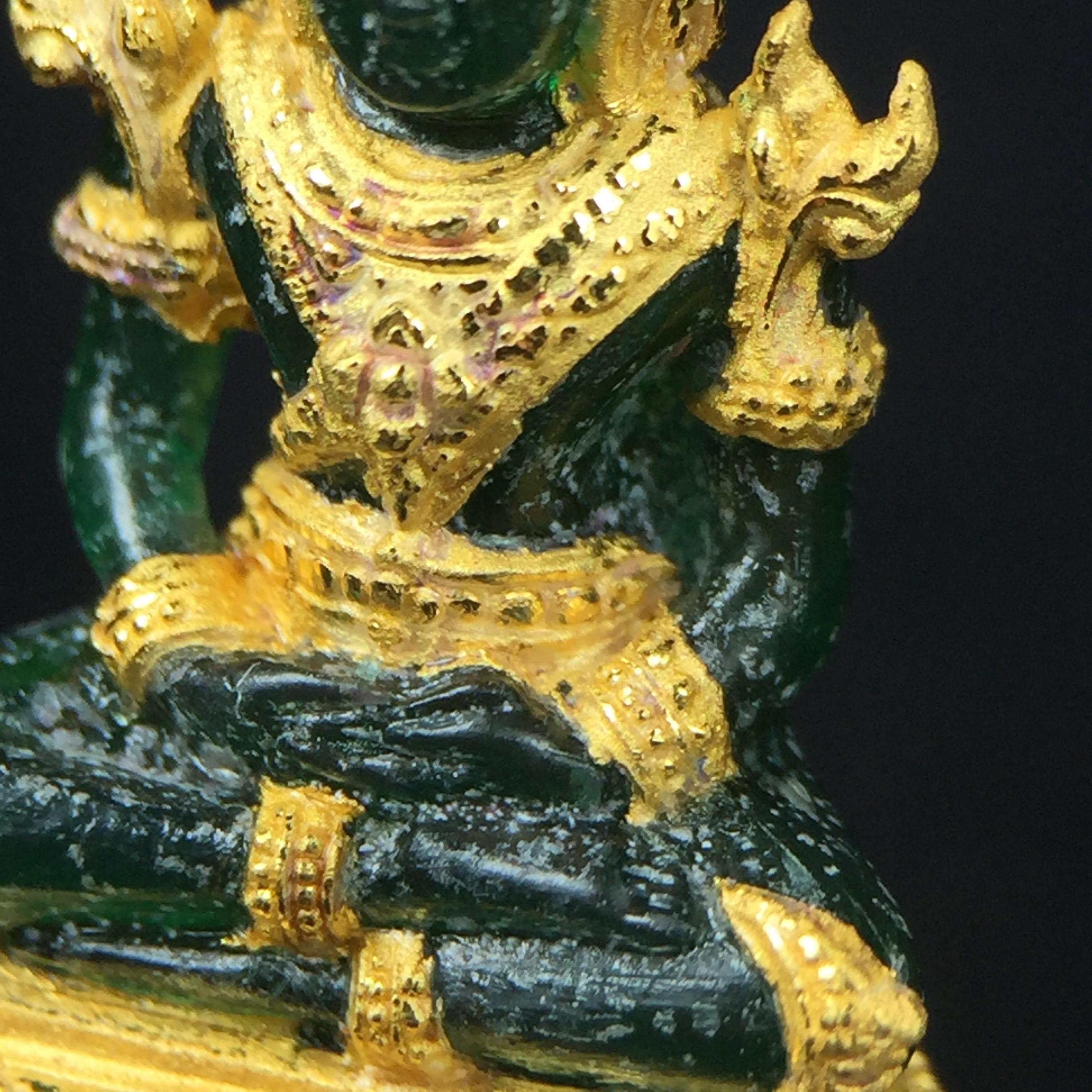 พระแก้วมรกต ภปร. จัดสร้างโดย รพ.ภูมิพลฯ ปี2547 ลอยองค์ขนาดหน้าตัก 1/2 นิ้ว เนื้อเรซิ่นหุ้มทองคำ99.99 งดงามทรงคุณค่าอีกหนึ่งรุ่นยอดนิยม หายาก