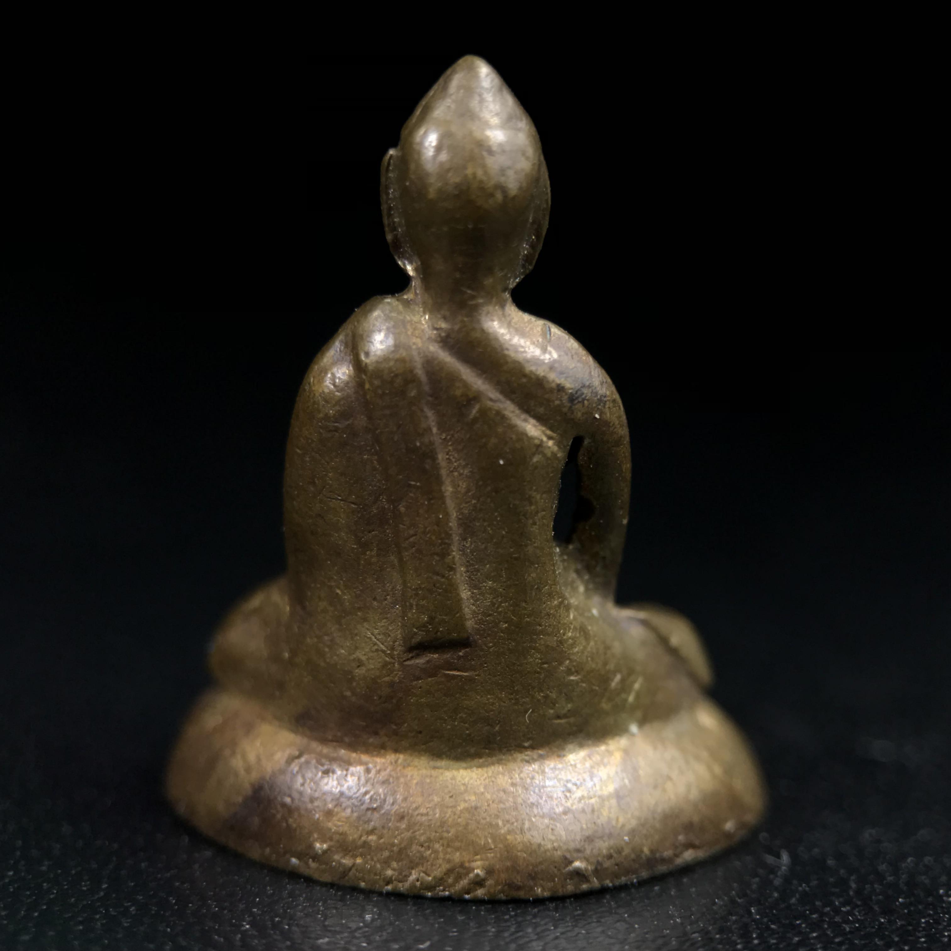 พระกริ่งฝีพระหัตถ์สมเด็จย่า ขนาดห้อยบูชาขนาดเล็ก จัดสร้างขึ้นเนื่องในวาระครบ 6 รอบ เมื่อวันที่21 ตุลาคม พ.ศ.2515(ในหลวงรัชกาลที่ 9 เสด็จพระราชดำเนินทรงเททอง)ปลุกเสกยิ่งใหญ่ เกจิ 108 รูป ร่วมปลุกเสก คัดสภาพสวยแบบนี้พบเจอน้อยมาก หมายเลขต้นๆหลักร้อย หายากมาก