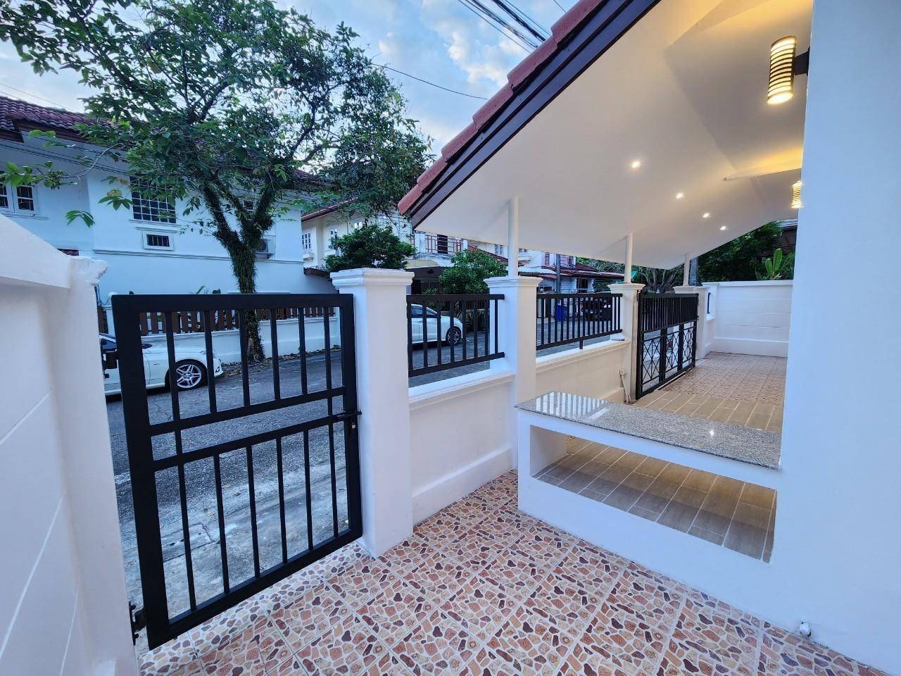 For Rent : Ratsada, 2-story detached house, 3 bedrooms 4 bathrooms