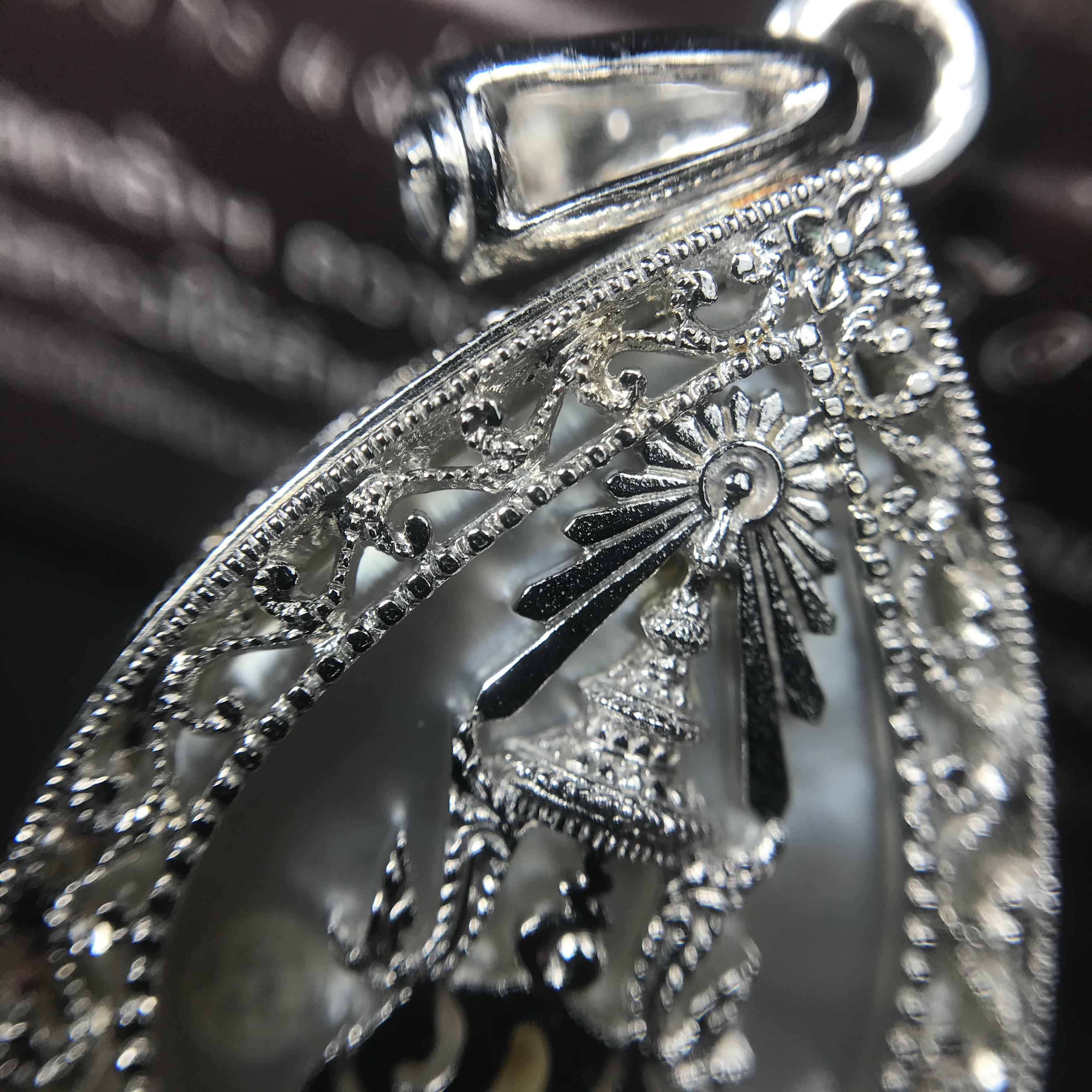 พระพุทธชินราช ภปร. โครงการ "เพราะแผ่นดินนี้ คือ แผ่นดินเกิด" ปี2548(รุ่นแรก) เหรียญทรงหยดน้ำ ขนาด 21 x 31 มม. เนื้อเงินสามกษัตริย์ องค์พระชุบสามกษัตริย์ ล้อมด้วยกรอบเงินชุบทองคำขาวสลักเสลาเป็นลวดลายละเอียดอ่อน ส่วนพื้นองค์พระเป็นเปลือกหอยมุข