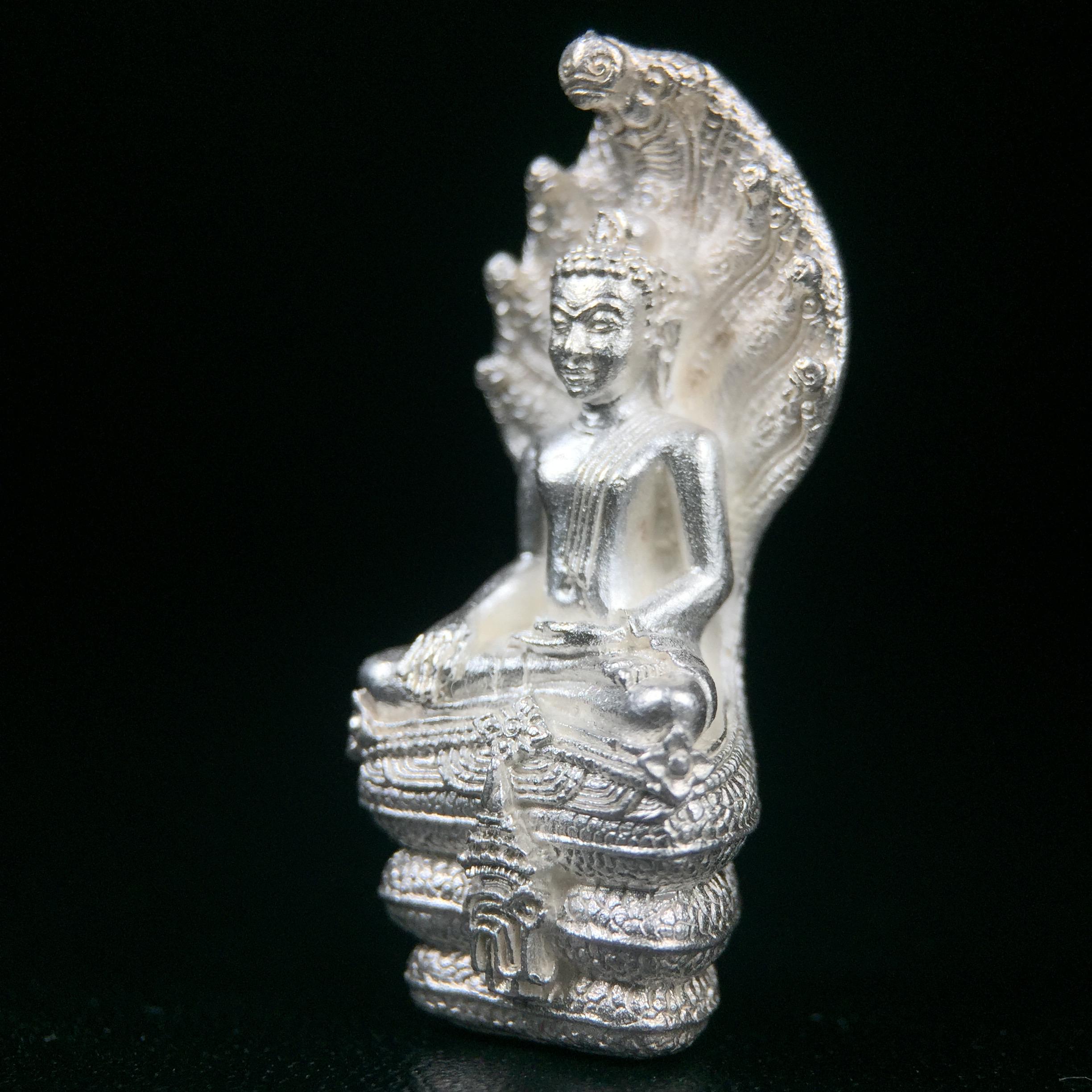 พระพุทธรูปนาคปรกปางมารวิชัย สธ. เนื่องวโรกาสสมเด็จพระเทพรัตนราชสุดาฯ ทรงเจริญพระชนมายุครบ 3 รอบ ปี2534 พิธีพุทธาภิเษก ณ วัดบวรนิเวศวิหาร โดยมีสมเด็จพระญาณสังวร สมเด็จพระสังฆราชเป็นองค์ประธาน(พิธีใหญ่ มวลสารดี พุทธศิลป์งดงาม)พระกริ่งเนื้อเงินพบเจอน้อยหายาก