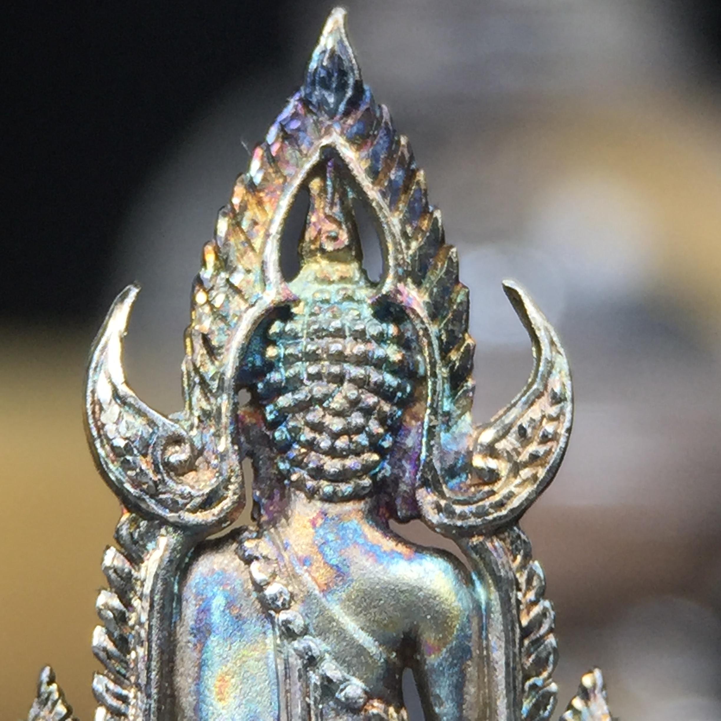 พระพุทธชินราช(จำลอง) ภปร. 84 พรรษา เนื้อเงินชุบทองคำขาว พิมพ์เล็กขนาดหน้าตัก 1/4 นิ้ว (สภาพผิวเดิมสวย ขึ้นสีรุ้งธรรมชาติ แบบนิยม)(พระราชทานมวลสาร จิตรลดาและเส้นพระเจ้า(เส้นผม))พุทธศิลป์ทรงคุณค่าอีกหนึ่งรุ่นยอดนิยม