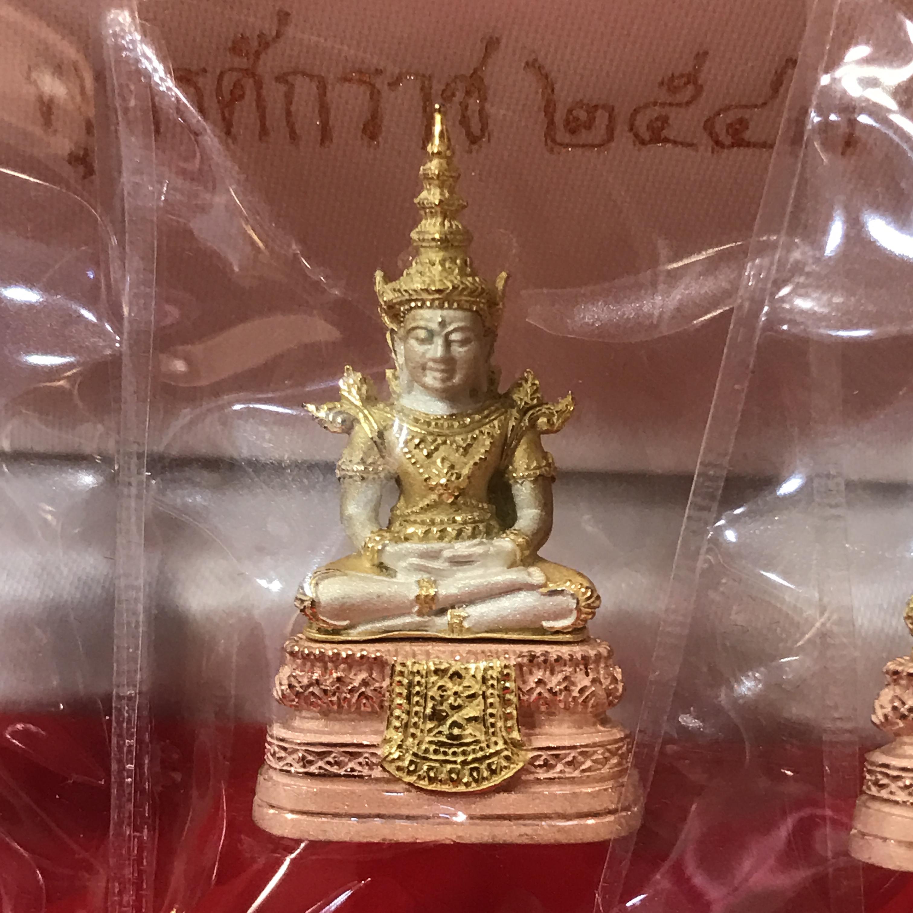 ชุดพระพุทธมหามณีรัตนปฎิมากร(พระแก้วมรกต)รุ่น เฉลิมพระเกียรติ วัดพระศรีรัตนศาสดาราม(วัดพระแก้ว) ปี2543 เนื้อเงินสามกษัตริย์พิมพ์ใหญ่ลอยองค์ชุด 3ฤดู สภาพสวยซีนเดิมกล่องครบ