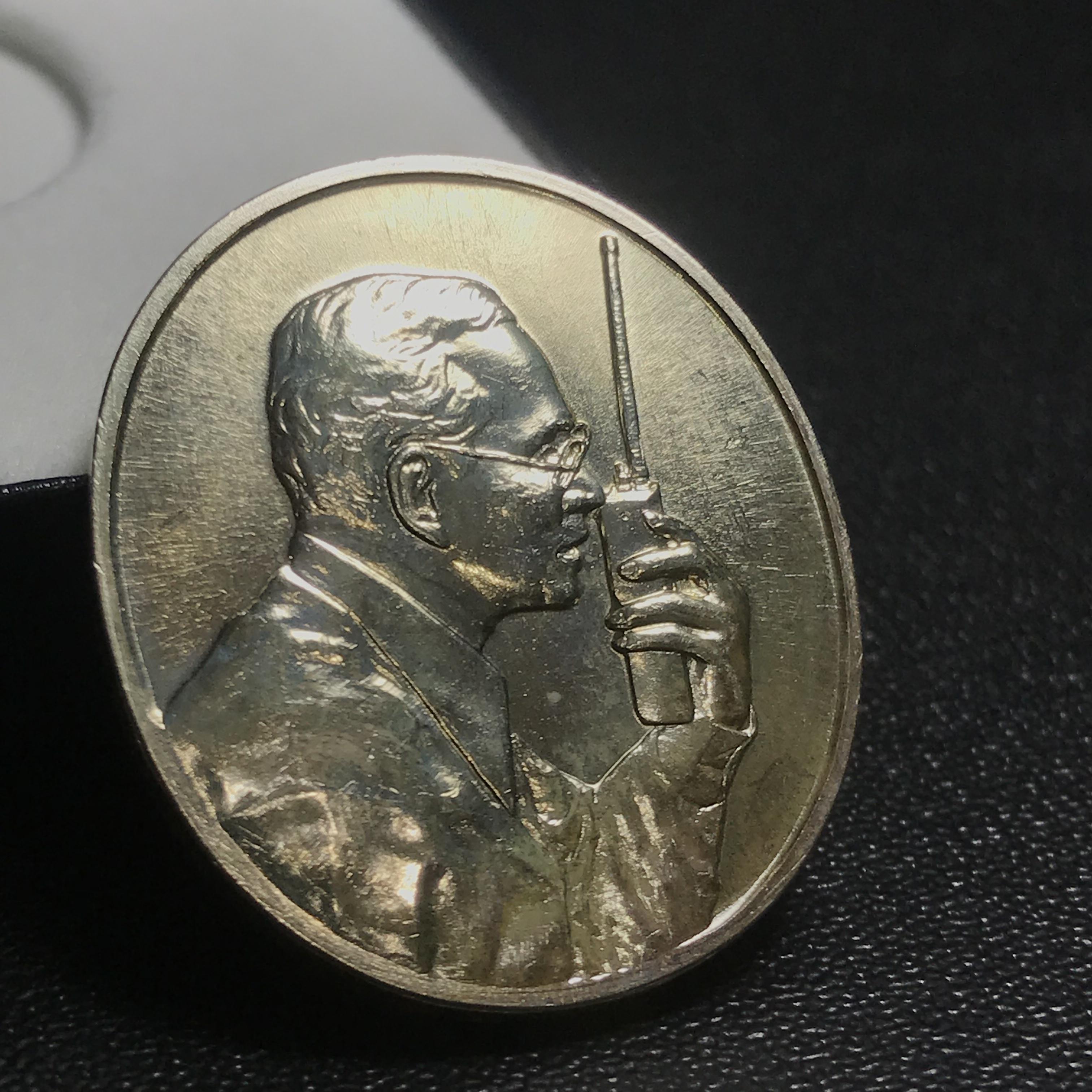 เหรียญที่ระลึกเฉลิมพระเกียรติ พระราชกรณียกิจ ด้านการสื่อสาร กรมไปรษณีย์โทรเลข ปี2539 เนื้อเงิน กล่องซองบรรจุครบผิวเดิมขึ้นน้ำทองสวยงาม(ในหลวงทรงวิทยุVR009)