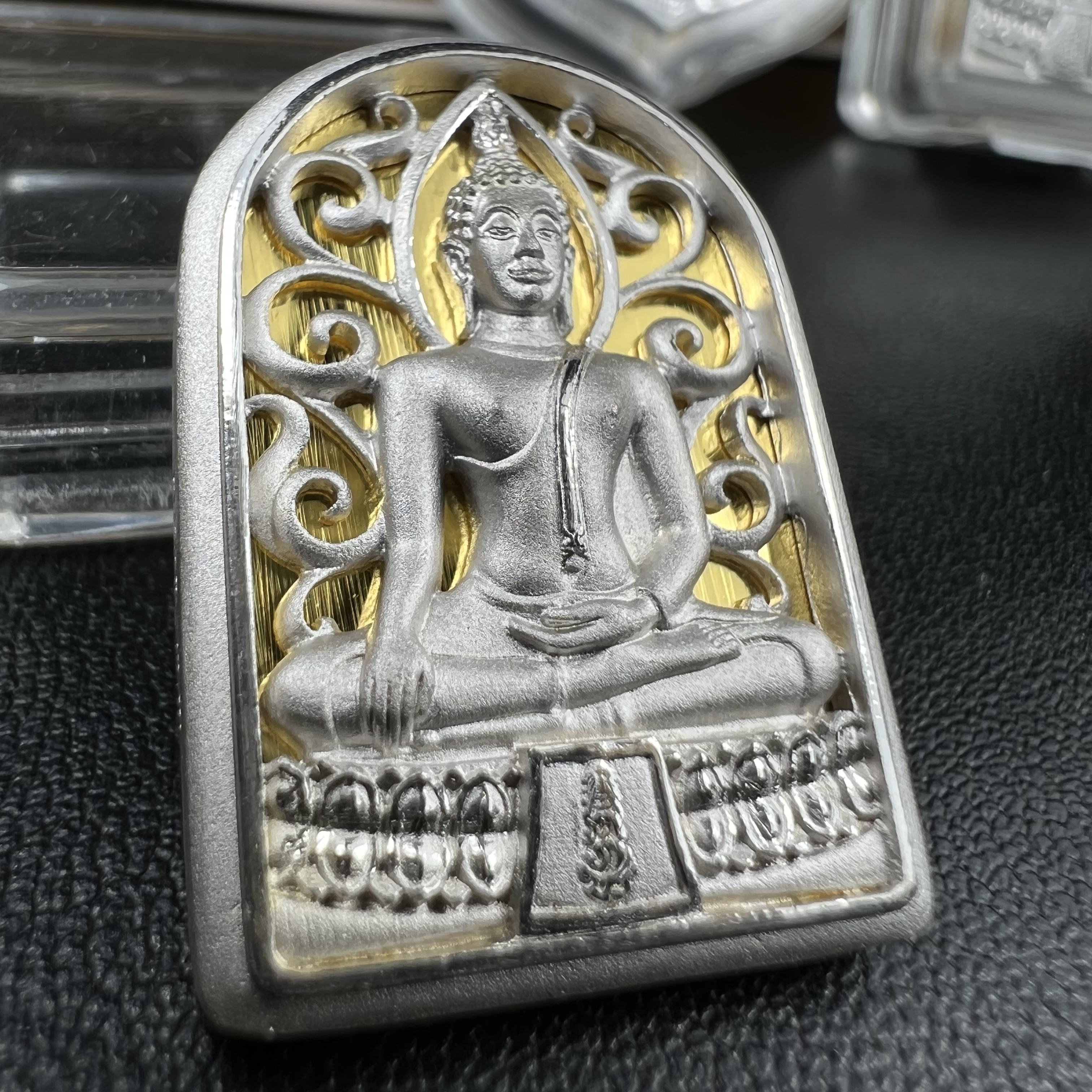 พระพุทธรูปคุ้มเกล้าฯ ภปร.(ใต้ร่มพระบารมี คุ้มเกล้า) 60ปี รพ.ภูมิพลฯ พ.ศ.2552 เหรียญเนื้อเงิน ชุบทองคำขาว(พิมพ์ รูปอาร์ม+รูปใบมะขาม+รูปห้าเหลี่ยม)(1ชุด 3 พิมพ์ ครบทุกแบบที่จัดสร้าง)1 ใน 5000 เหรียญ ครบชุดหายาก