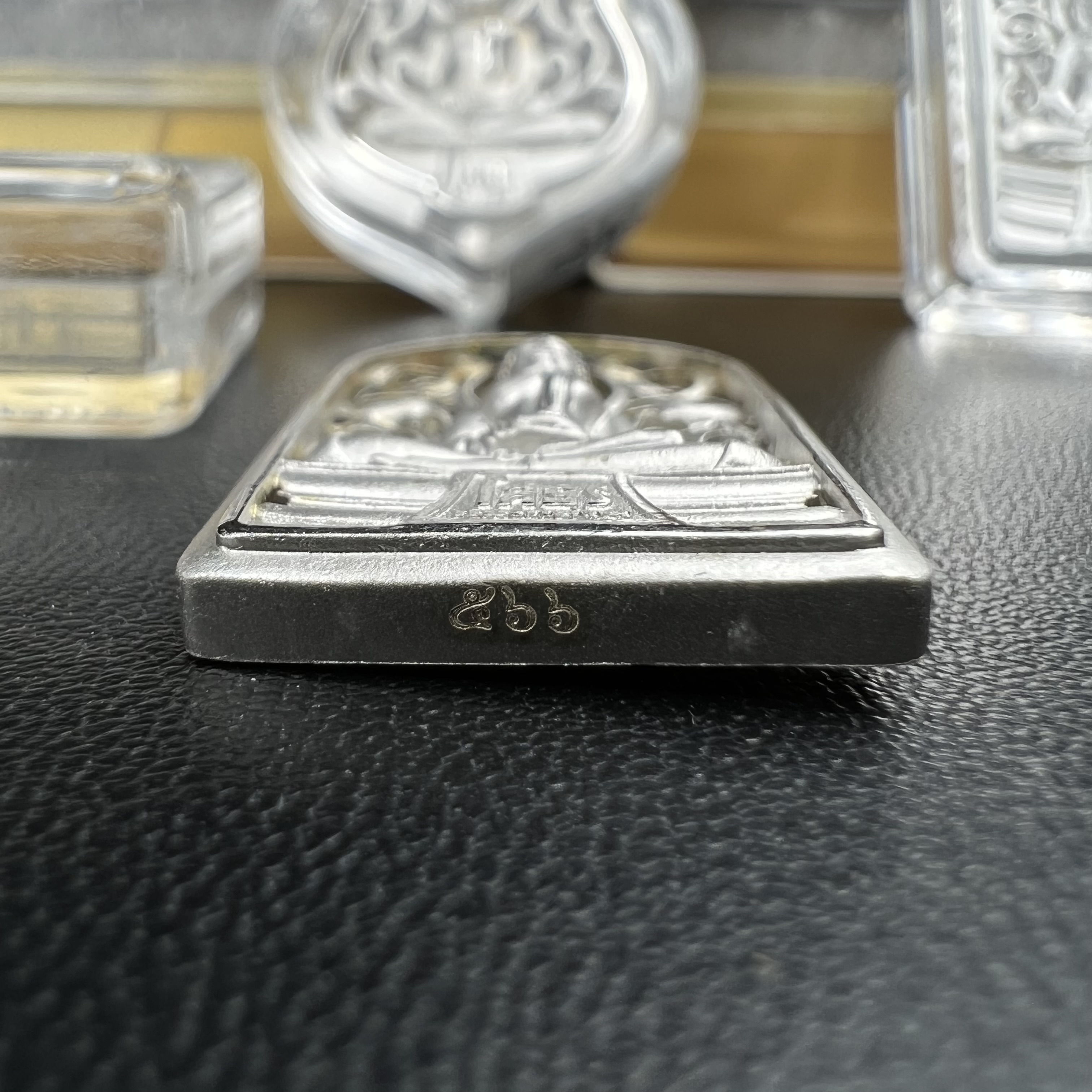 พระพุทธโสธร คุ้มเกล้าฯ ภปร.(ใต้ร่มพระบารมี คุ้มเกล้า) 60ปี รพ.ภูมิพลฯ พ.ศ.2552 เหรียญเนื้อเงิน ชุบทองคำขาว(พิมพ์ รูปอาร์ม+รูปใบมะขาม+รูปห้าเหลี่ยม+รูปสามเหลี่ยม)(1ชุด 4 พิมพ์ ครบทุกแบบที่จัดสร้าง)1 ใน 3000 เหรียญ ครบชุดหายาก