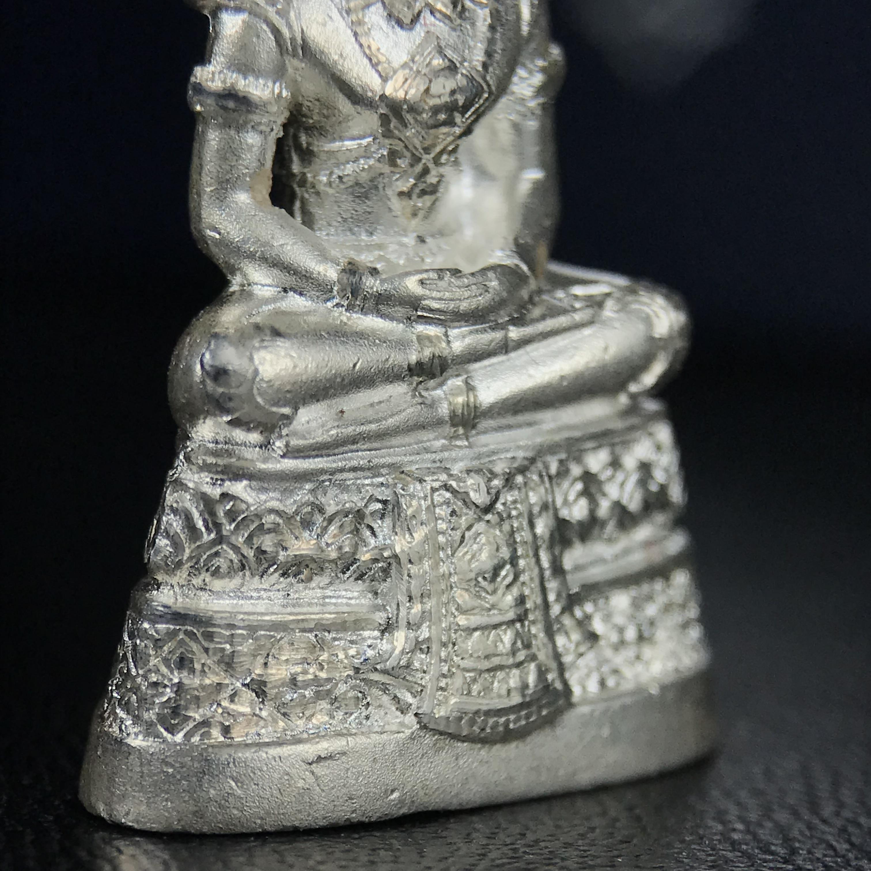 พระแก้วมรกต กรมสรรพสามิตจัดสร้างขึ้นเนื่องในโอกาสครบรอบ 64 ปีของกรมสรรพสามิต และเนื่องในวโรกาสที่พระบาทสมเด็จพระเจ้าอยู่หัวรัชกาลที่ 9 ทรงครองราชย์ครบ50ปีเมื่อ พ.ศ.2539 เนื้อเงินทรายนวลขัดเงา พร้อมกล่องบรรจุเดิมสวยครบสมบูรณ์