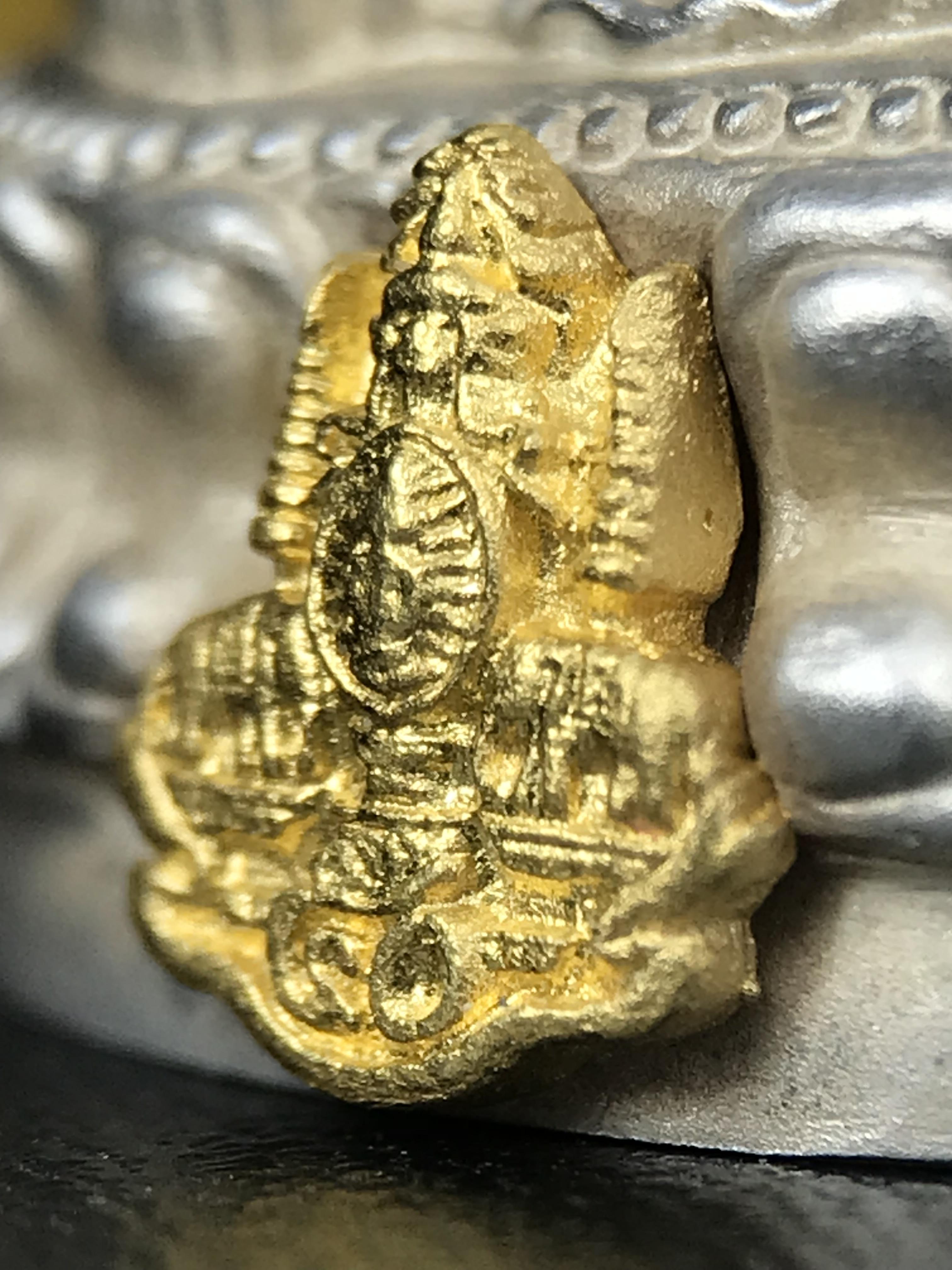 พระกริ่งสมเด็จญาณ วัดบวรนิเวศวิหาร เนื้อเงินบริสุทธิ์ 92.5% ตรากาญจนาภิเษกทองคำ(เนื้อทองคำแท้) พระราชทานแจกเมื่อ 3 ตุลาคม 2538 จัดสร้างในวโรกาส สมเด็จพระญาณสังวร สมเด็จพระสังฆราช ฉลองพระชนมายุครบ 82 พรรษา และฉลองครองราชสมบัติครบ 50 ปี รัชกาลที่ 9 (หายาก)