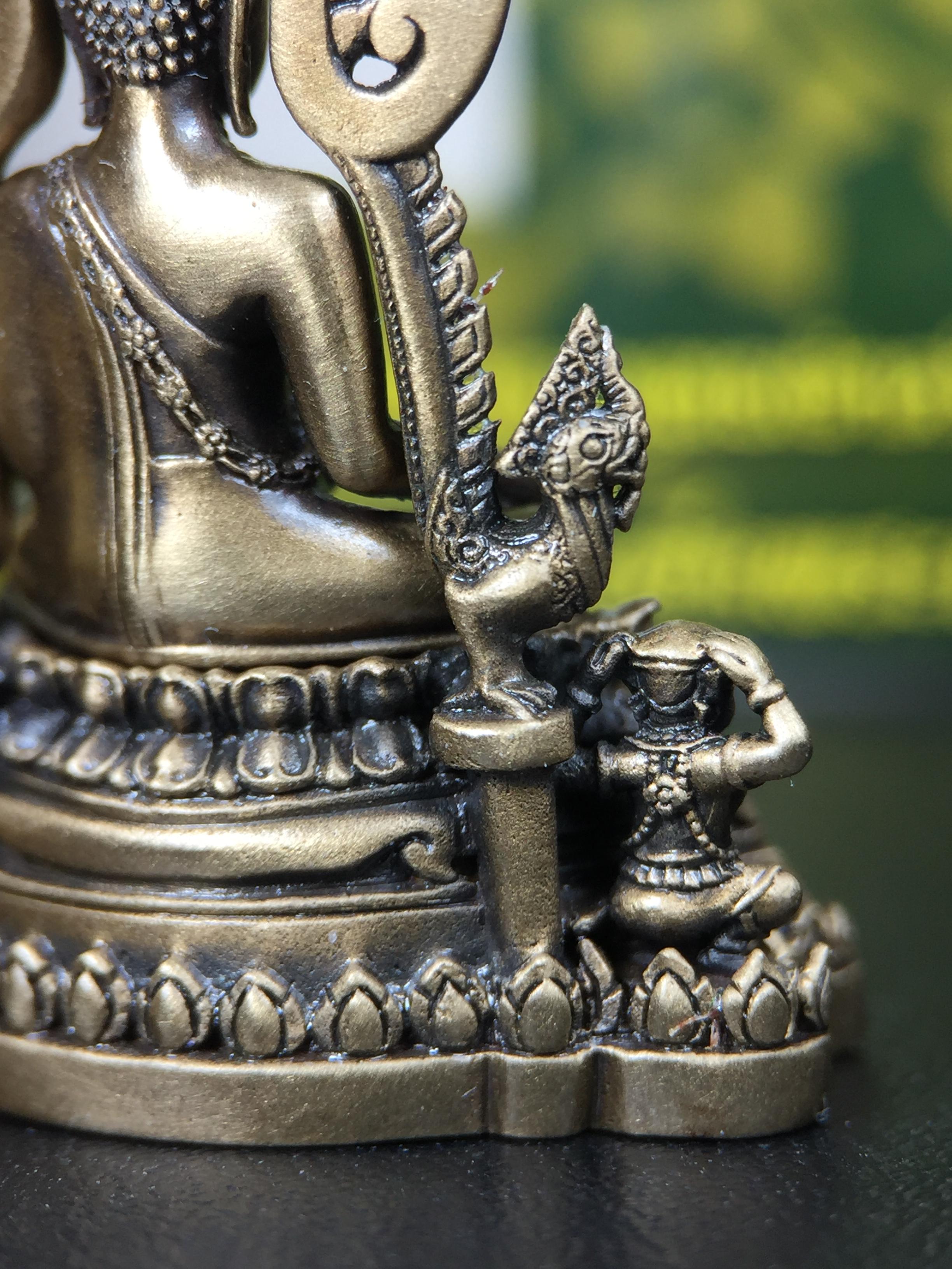 พระพุทธชินราช(จำลอง) ภปร. 84 พรรษา ปี 2554 เนื้อบรอนซ์รมดำซาติน พิมพ์กลางขนาดหน้าตัก 1/2 นิ้ว(พระราชทานมวลสาร จิตรลดาและเส้นพระเจ้า(เส้นผม)รัชกาลที่9)พุทธศิลป์ทรงคุณค่าอีกหนึ่งรุ่นยอดนิยม