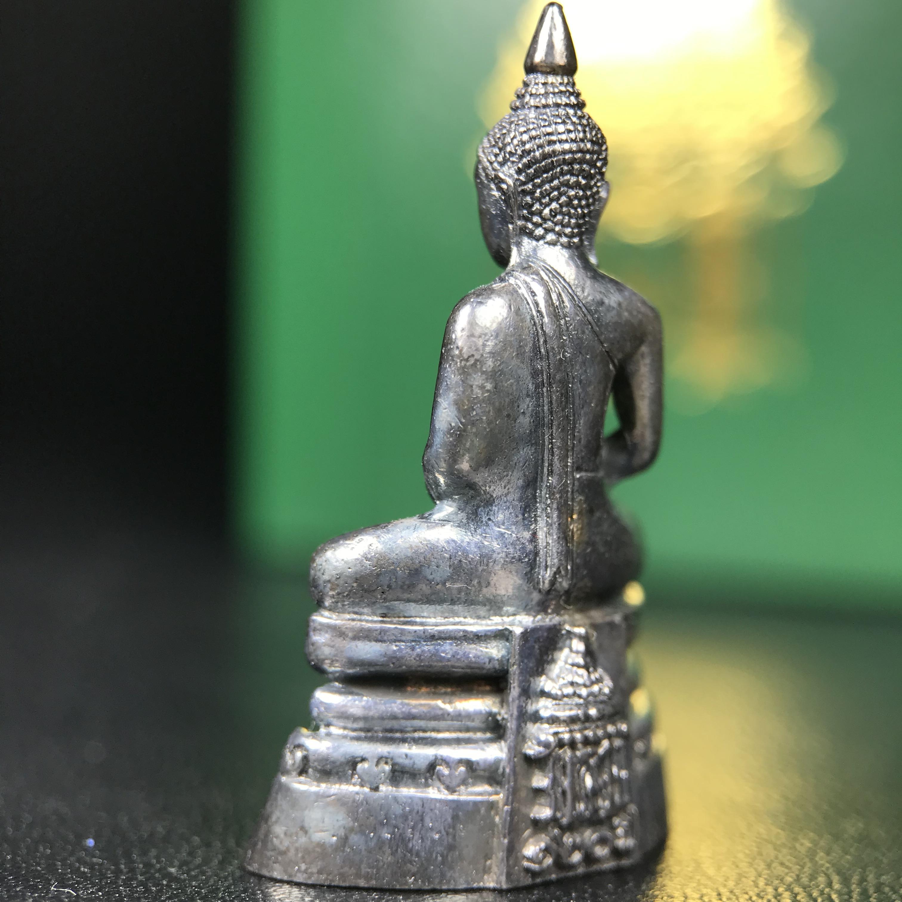 พระพุทธโสธร รุ่น กศก. 120 ปี เนื่องในโอกาสครบ 120 ปี กรมศุลกากร กระทรวงการคลัง จัดสร้าง ปี 2537 เนื้อเงินบริสุทธิ์ 99.9% ผิวขัดเงาลงดำ(เข้มขลัง)(งานบริษัท แพรนด้า จิวเวลรี่)สวยงดงาม ทรงคุณค่า