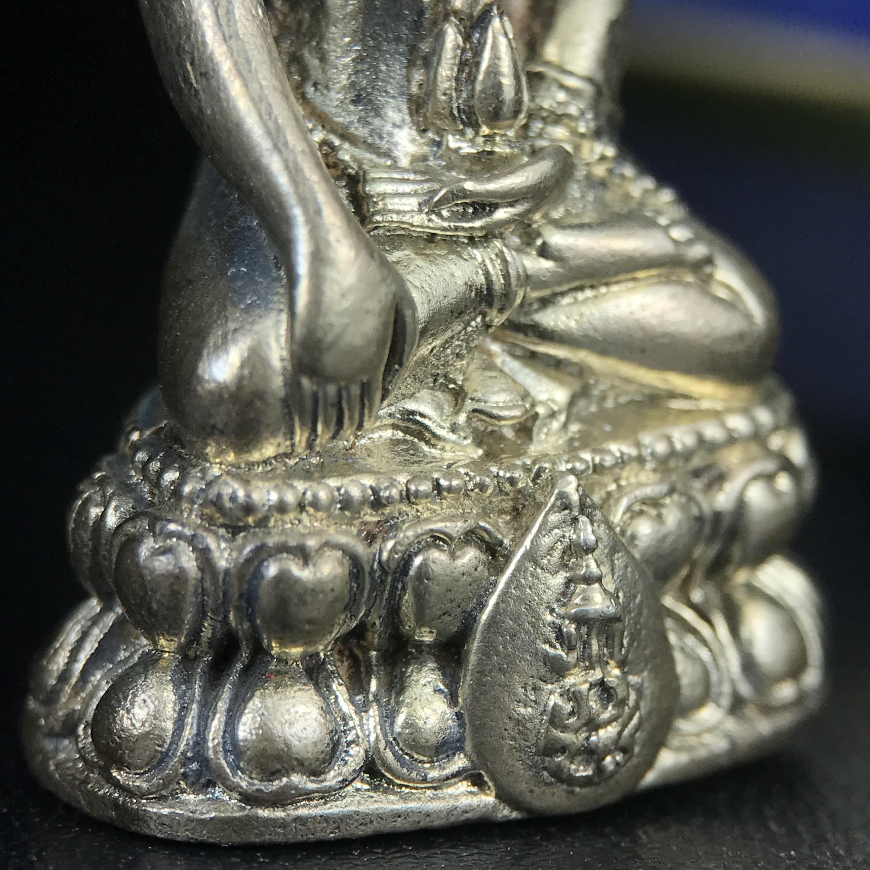 พระกริ่งนวปทุม ภปร. วัดปทุมวนาราม ปี 2535 เนื้อเงิน(ผิวเดิม ผิวน้ำทองทั่วองค์ สวย งดงาม) ขนาดสูง 3.7 ซม. พร้อมกล่องพิเศษบรรจุเดิมครบสมบูรณ์ (ในหลวงรัชกาลที่9เสด็จเททอง)(1ใน3000องค์)นิยมหายาก