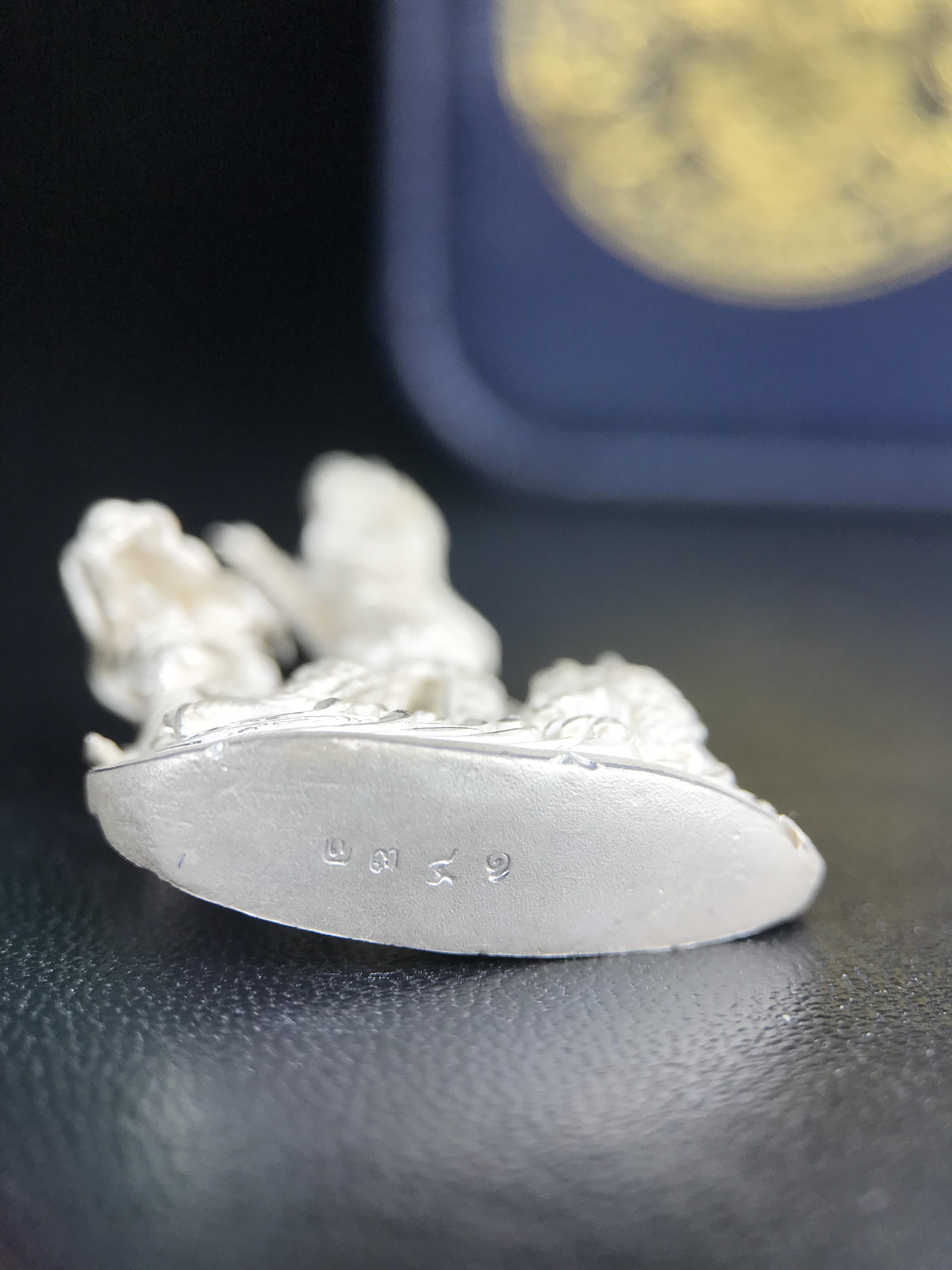 รูปหล่อลอยองค์พระโพธิสัตว์กวนอิม ทรงประทับมังกร จ.ระนอง เนื้อเงิน พิมพ์ใหญ่(สภาพผิว สวยงดงาม ทรงคุณค่า) เฉลิมฉลองในวโรกาสที่พระบาทสมเด็จพระเจ้าอยู่หัวทรงครองสิริราชสมบัติครบ 50 ปี จ.ระนอง พ.ศ.2539