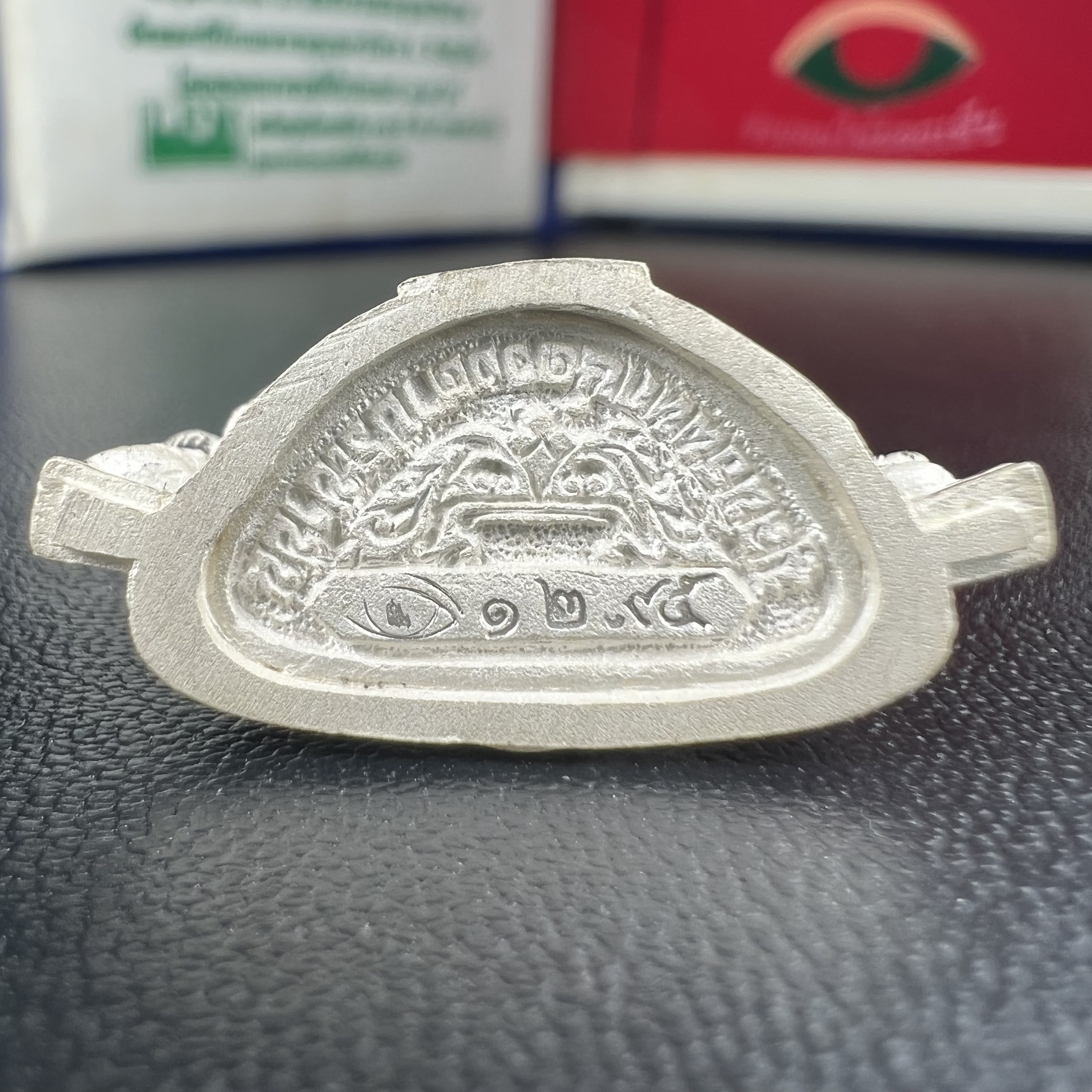 พระพุทธชินราช ภปร. ในวโรกาสพระราชพิธีมหามงคล เฉลิมพระชนมายุ6รอบ 5ธันวาคม2542 มูลนิธิพิทักษ์ดวงตาประชาชน จัดสร้าง เนื้อเงินแบบทรายนวลขัดเงาบางส่วน พิมพ์ใหญ่ ขนาดสูง 3.4 ซม. พร้อมกล่องบรรจุเดิม