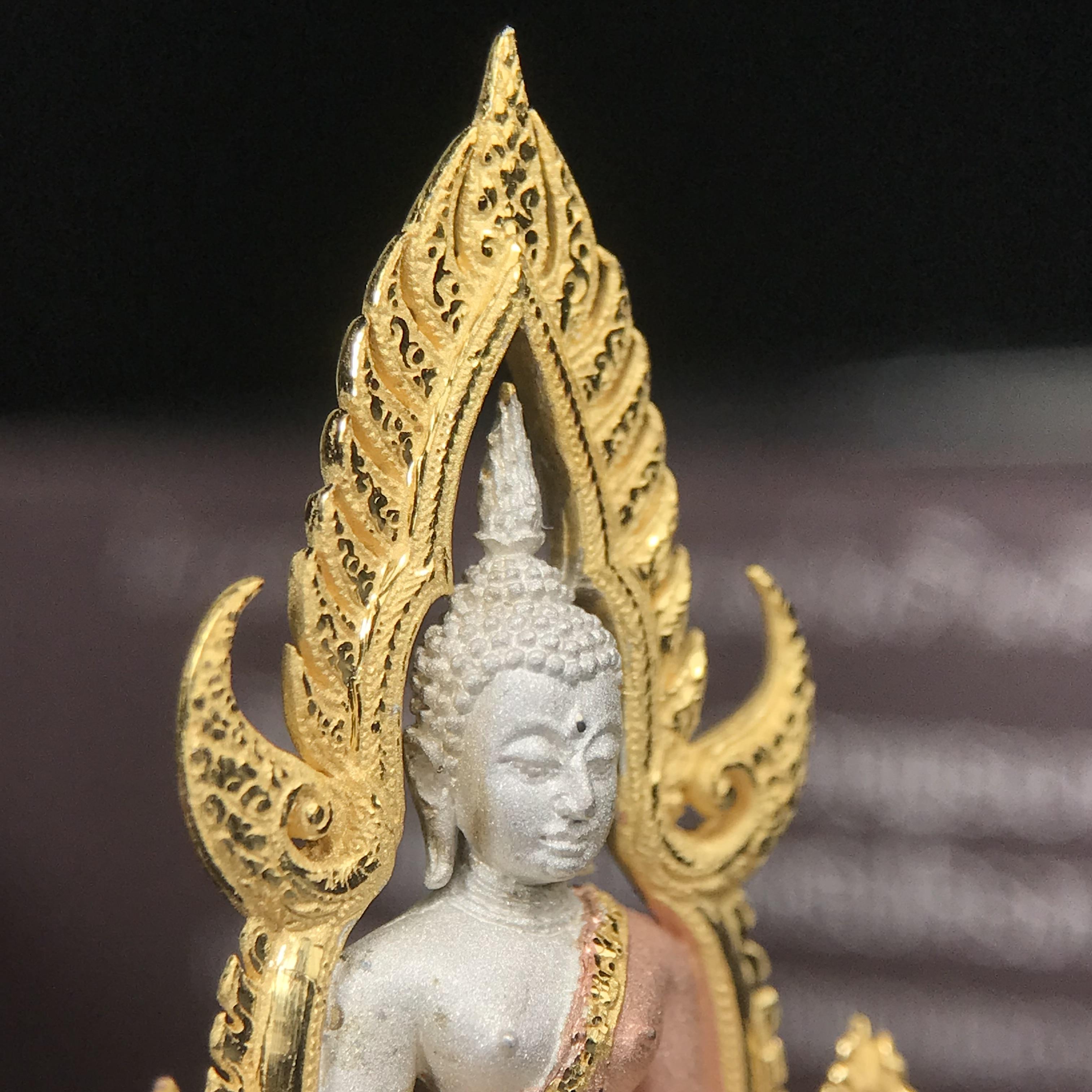 พระพุทธชินราช ภปร. โครงการ "เพราะแผ่นดินนี้ คือ แผ่นดินเกิด" ปี 2548(รุ่นแรก) ลอยองค์เนื้อเงินสามกษัตริย์ หน้าตัก 1/2 นิ้ว (ขนาด 3.5 x 2.5 ซม.) พุทธศิลป์งดงามทรงคุณค่า รุ่นยอดนิยม(องค์หมายเลข ๘๘๕๐)