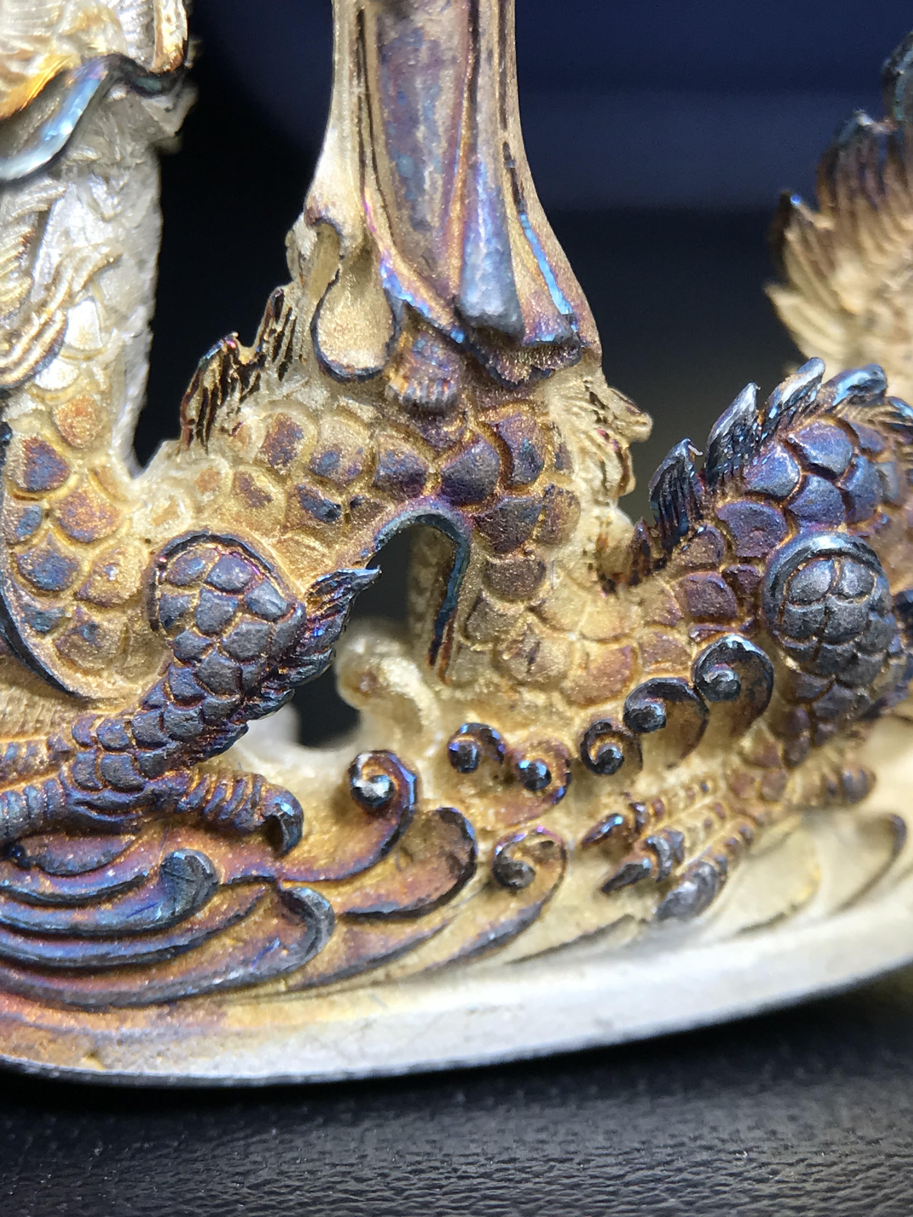 รูปหล่อลอยองค์พระโพธิสัตว์กวนอิม ทรงประทับมังกร จ.ระนอง ปี 2539 เนื้อเงิน พิมพ์ใหญ่(ผิวรุ้งไฟ)(สภาพผิวเดิมขึ้นสีรุ้งธรรมชาติสวยแบบนิยม)(เสน่ห์พระเนื้อเงินสีสันที่ธรรมชาติสรรค์สร้าง)เฉลิมฉลองในวโรกาสที่พระบาทสมเด็จพระเจ้าอยู่หัวทรงครองสิริราชสมบัติครบ50ปี