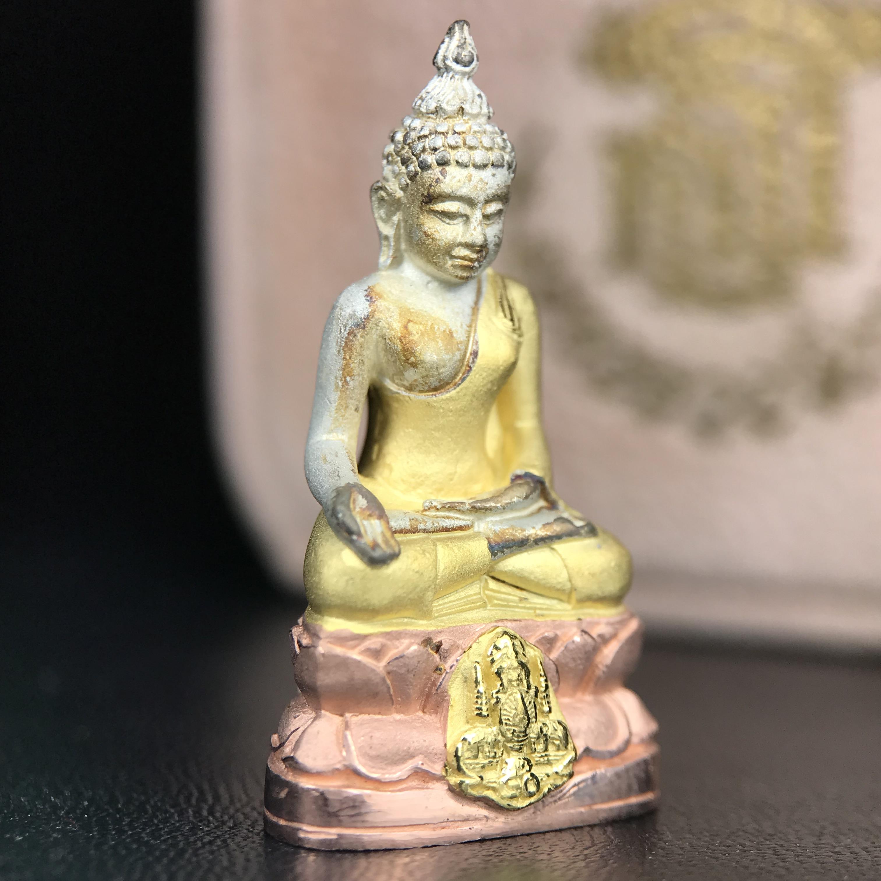 พระกริ่งไพรีพินาศ ตรากาญจนาภิเษกครองสิริราชสมบัติครบ 50 ปี รัชกาลที่9 ปี2540 เนื้อเงินสามกษัตริย์(ผิวเดิมสวย ครบ สมบูรณ์)พร้อมกล่องบรรจุเดิมครบ ชุดพระราชทาน(หายาก)(เข้มขลังทรงอานุภาพยิ่งใหญ่กำราบศัตรูพ่ายสิ้น พระไพรีพินาศ)(หายากพบเจอได้น้อยมาก)1ใน 539องค์