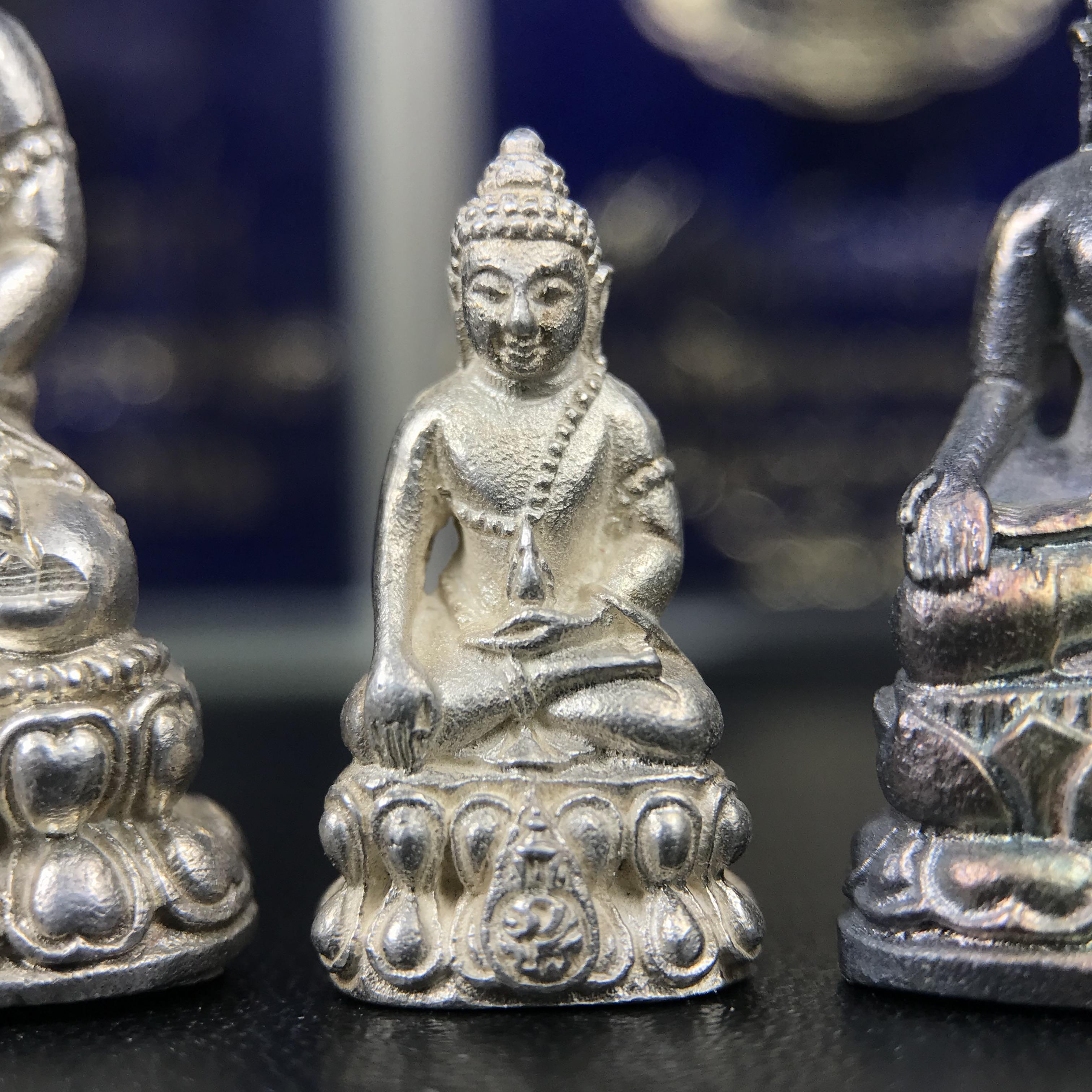 พระกริ่งนวปทุม ภปร.-พระชัยวัฒน์นวปทุม ภปร.-พระกริ่งไพรีพินาศ ภปร. รุ่นแรก วัดปทุมวนาราม ครบชุดเนื้อเงิน ปี2535(ในหลวงรัชกาลที่9เสด็จเททอง)(1ใน3000องค์)หายาก***เก็บทีเดียวครบชุดไปเลยรุ่นนี้ แนะนำ....ตอนนี้หายากแล้ว***