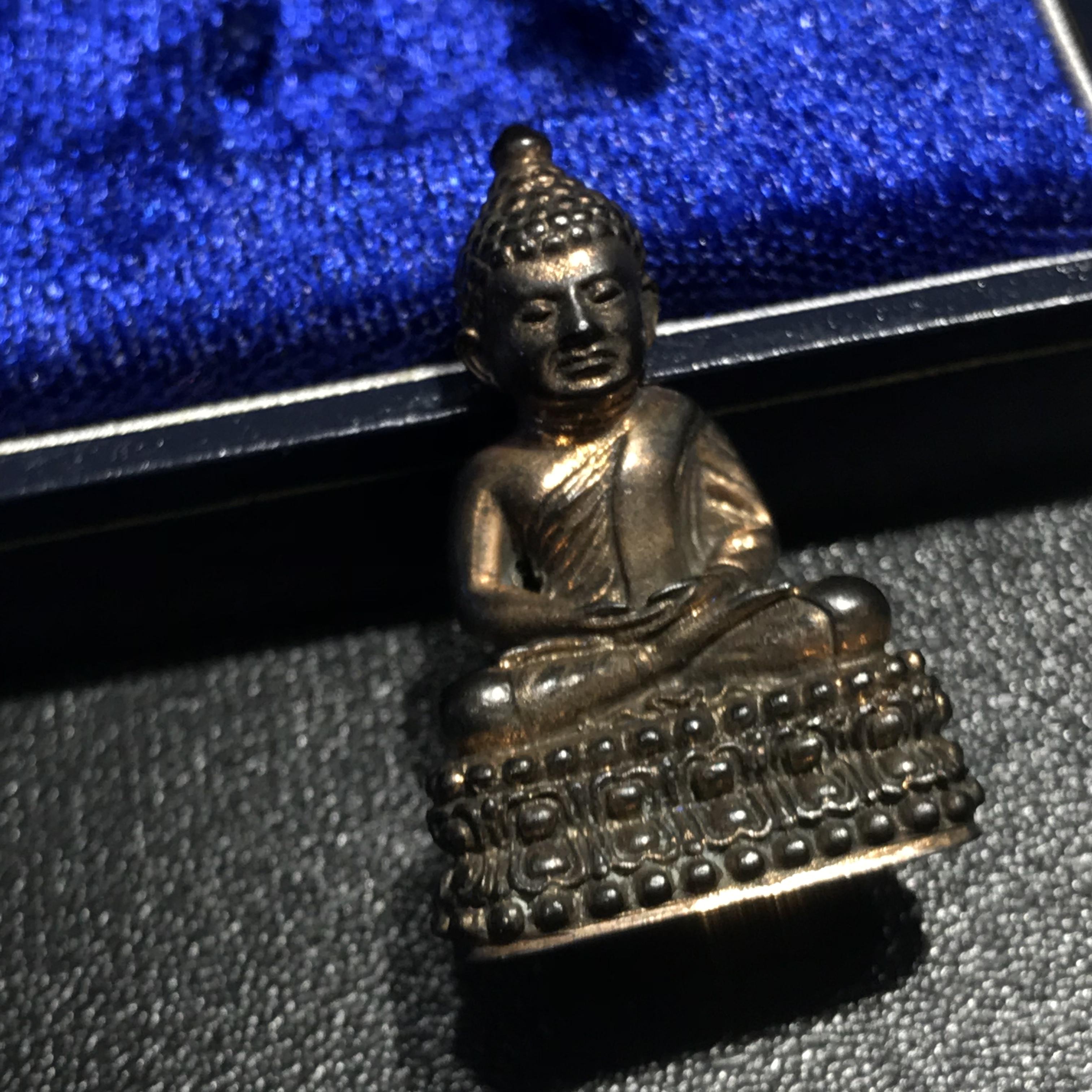 พระนิรันตราย ปี2538 วัดบวรนิเวศ เนื้อนวโลหะเต็มสูตร (อุดผงจิตรดาและเส้นเกษา)(นิยมหายาก)