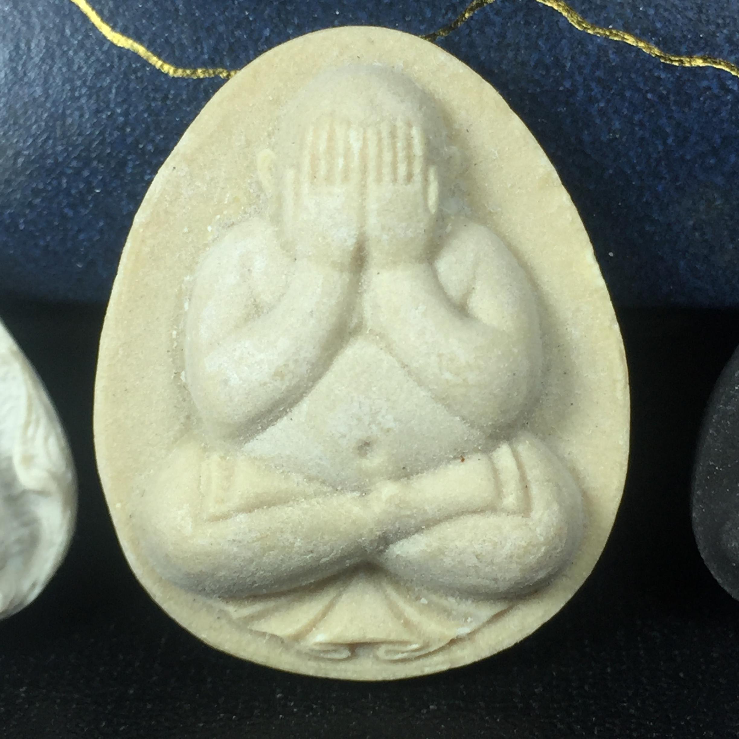 พระปิดตา รุ่นแรก ชุดกรรมการ ชุดมงคลการบำเพ็ญกุศลอายุครบ 6 รอบ(72 พรรษา) สมเด็จพระญาณสังวร วัดบวรนิเวศวิหาร วันที่ 2-3 ตุลาคม 2528 (1ชุดประกอบด้วยพระเนื้อผง 4 รายการ)ชุดกรรมการพร้อมกล่องบรรจุเดิมครบสมบูรณ์(หายาก)