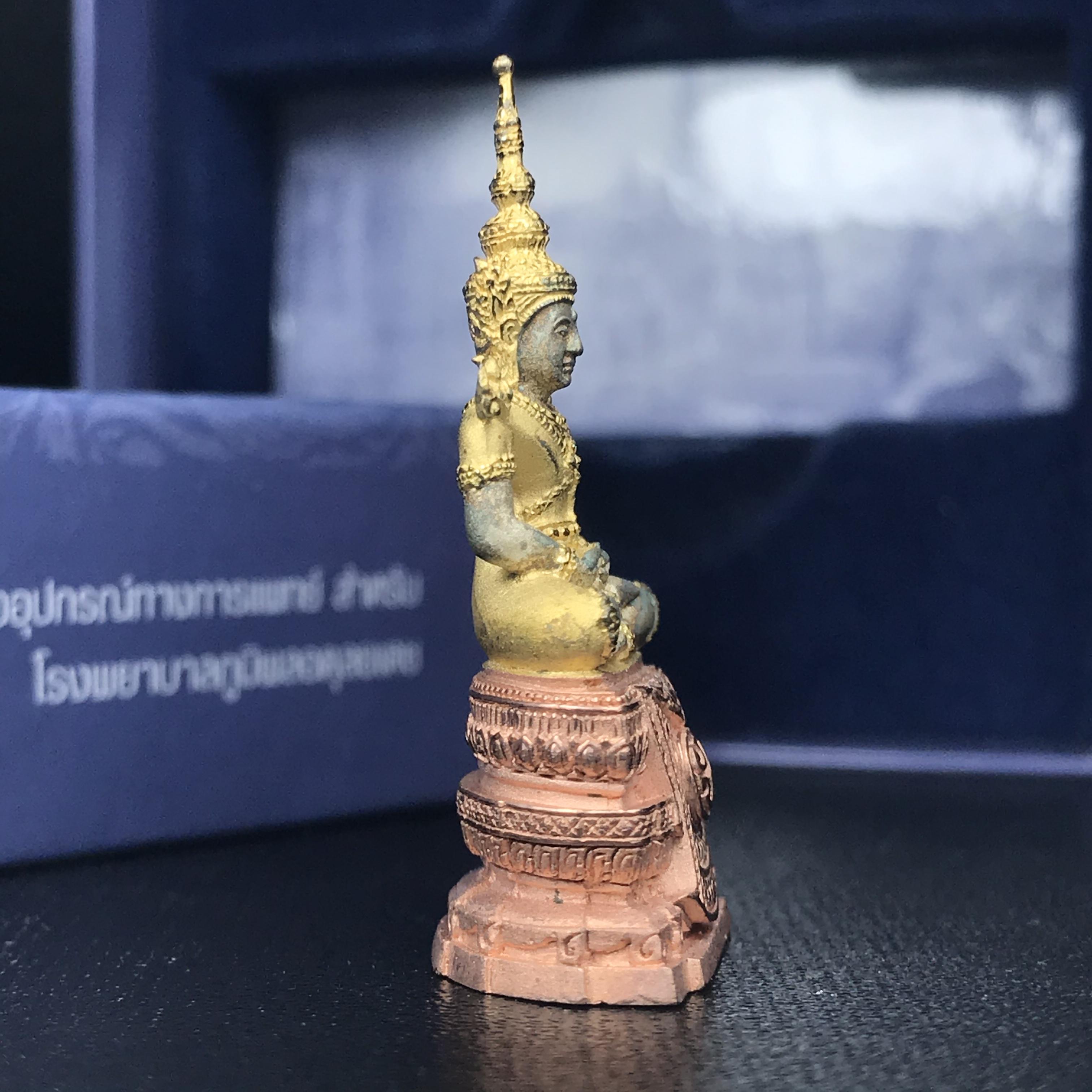 พระแก้วมรกต ภปร. ปี2547 จัดสร้างโดย รพ.ภูมิพลฯ เนื้อเงิน (3 กษัตริย์)ลอยองค์ หน้าตัก 1/2 นิ้ว (สภาพผิวเดิม ขึ้นสีรุ้งธรรมชาติ แบบนิยม) (1ใน3000องค์)