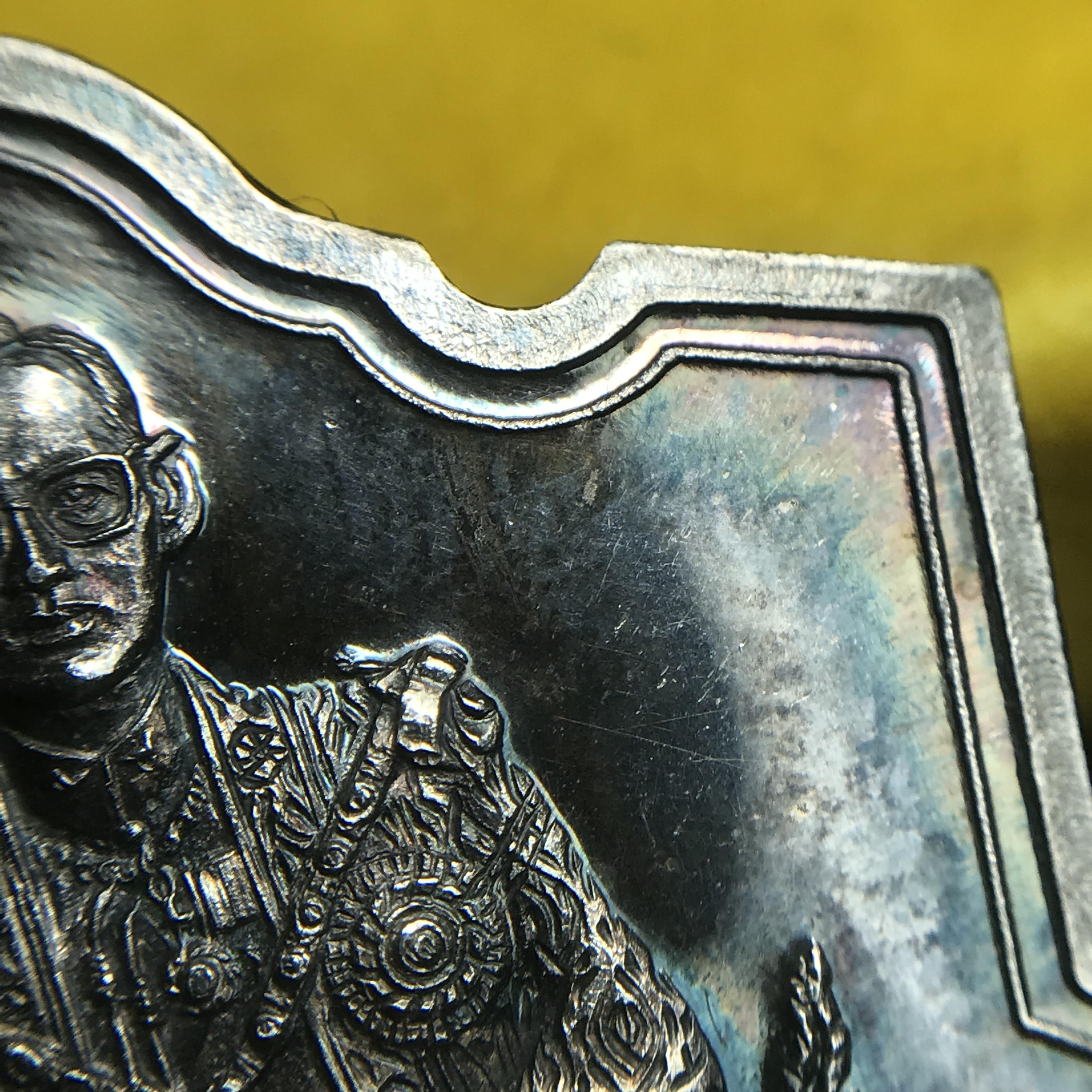 เหรียญพระบาทสมเด็จพระเจ้าอยู่หัว รัชกาลที่9ประทับนั่งบัลลังก์ กระทรวงมหาดไทยจัดสร้าง ปี2539 เนื้อเงินกล่องบรรจุเดิมสภาพสวย เนื้อเงินผิวเดิมขึ้นสีรุ้งธรรมชาติ แบบนิยม หายาก