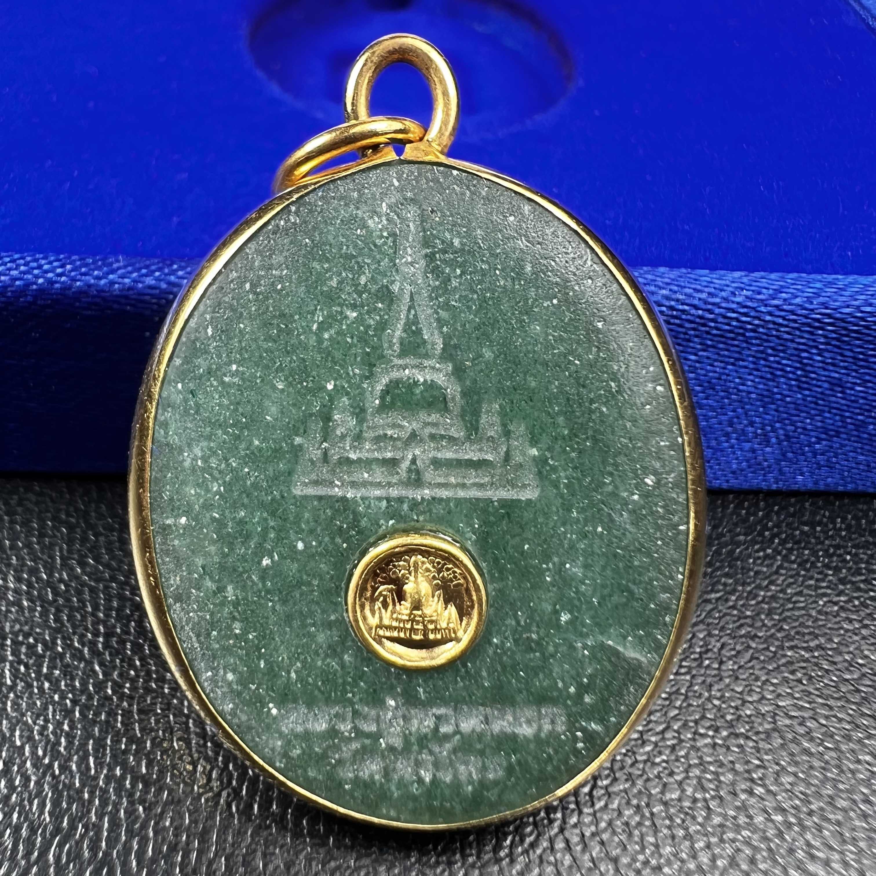 หลวงปู่ทวด วัดพะโคะ จ.สงขลา ปี 2543 เหรียญหยกรูปไข่(เลี่ยมทองคำ) ขนาด 2.2 x 2.5 ซม. ด้านหลังแผ่นโค๊ตทองคำ สร้างโดยสมาคมชาวเพชรบุรี “สมเด็จเจ้าพะโคะหลวงปู่ทวดเหยียบน้ำทะเลจืด” ครั้งแรกแห่งประวัติศาสตร์(สวยงามเป็นของล้ำค่าหายากมาก)สภาพสวยสมบูรณ์