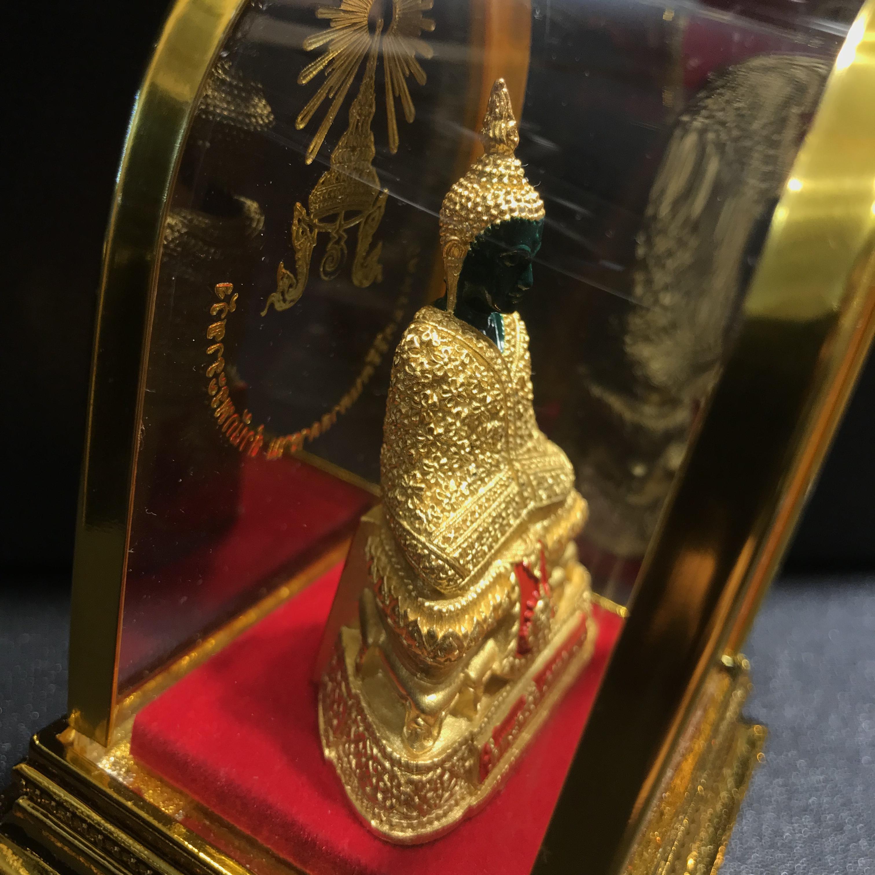 พระพุทธมหามณีรัตนปฏิมากร(พระแก้วมรกต) วัดพระศรีรัตนศาสดาราม สำนักพระราชวัง จัดสร้าง ฤดูหนาว หน้าตัก 2 นิ้วพร้อมครอบตู้เดิม(บรรจุมวลสารใต้ฐาน)