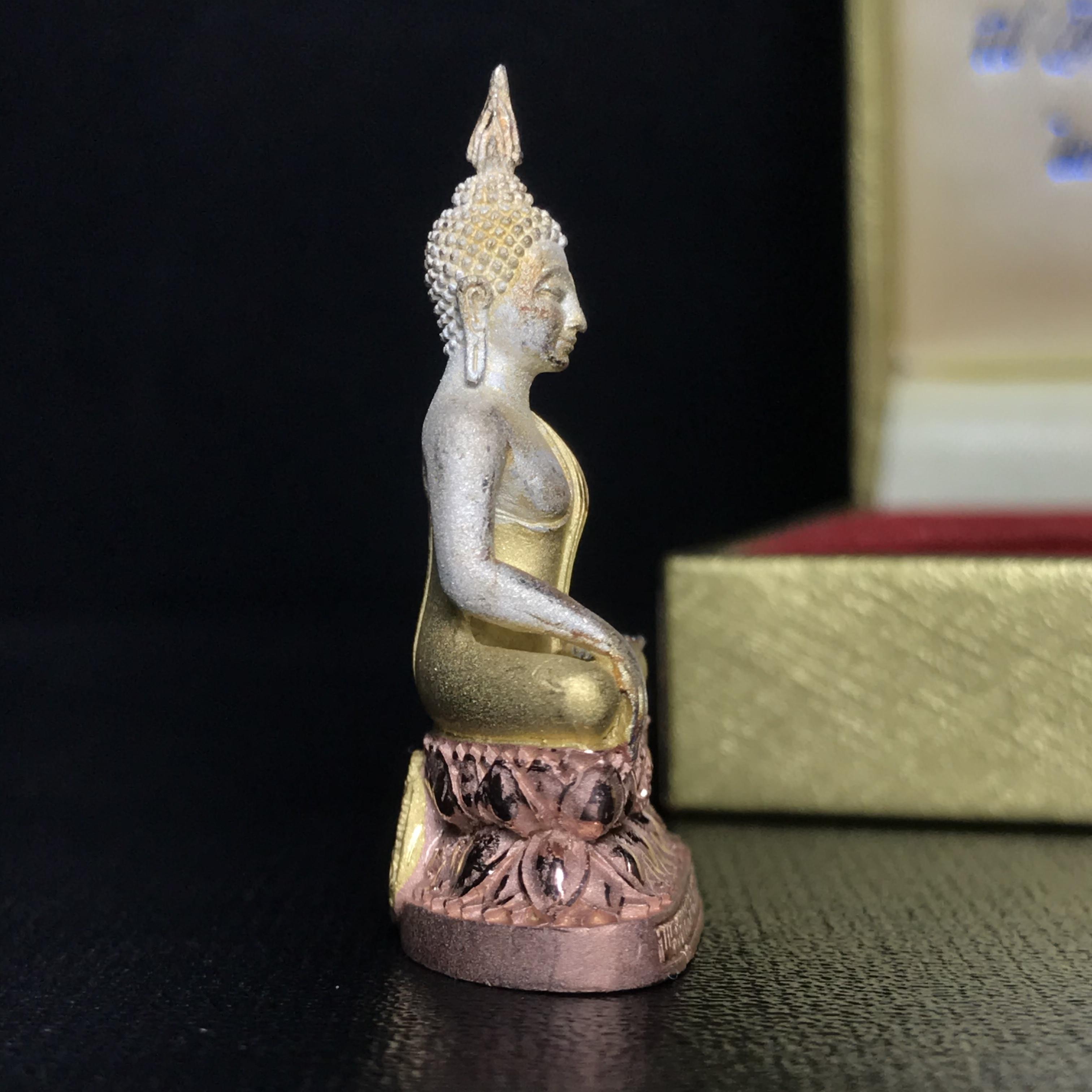 พระกริ่งพระพุทธนวราชบพิตร ครองสิริราชสมบัติครบ 50 ปี พ.ศ.2540 เนื้อเงินสามกษัตริย์ พร้อมกล่องบรรจุเดิม(1ใน9500องค์)