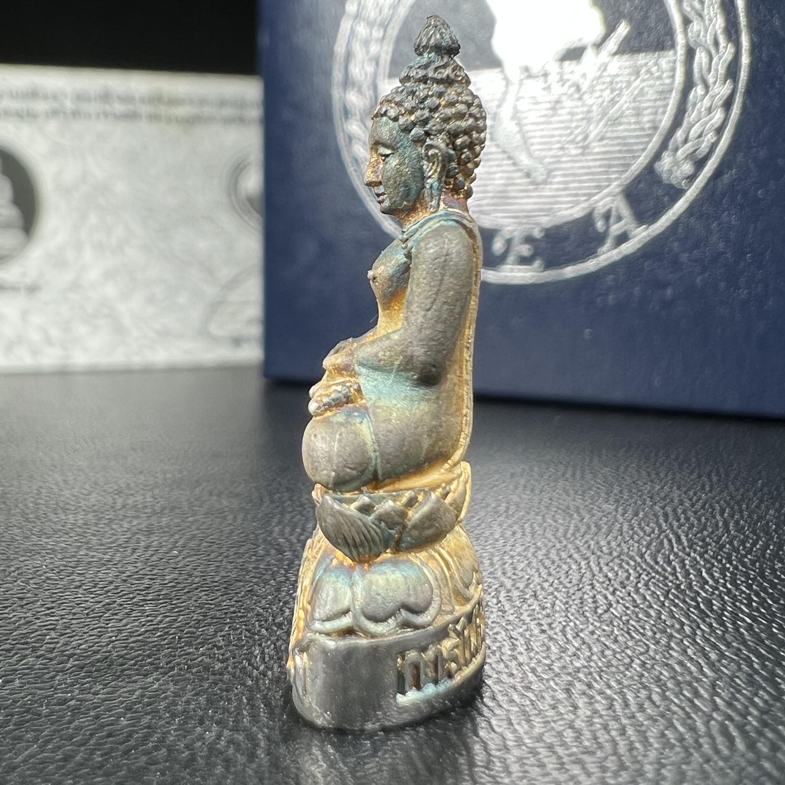 พระกริ่งไพรีพินาศ วัดบวรนิเวศวิหาร ปี2538 การไฟฟ้าส่วนภูมิภาคจัดสร้าง เนื้อเงิน(สภาพผิวเดิม ขึ้นสีรุ้งธรรมชาติ สวยแบบนิยม)พร้อมกล่องบรรจุเดิมและการ์ดใบรับรองเดิมครบสมบูรณ์ หมายเลข 1768