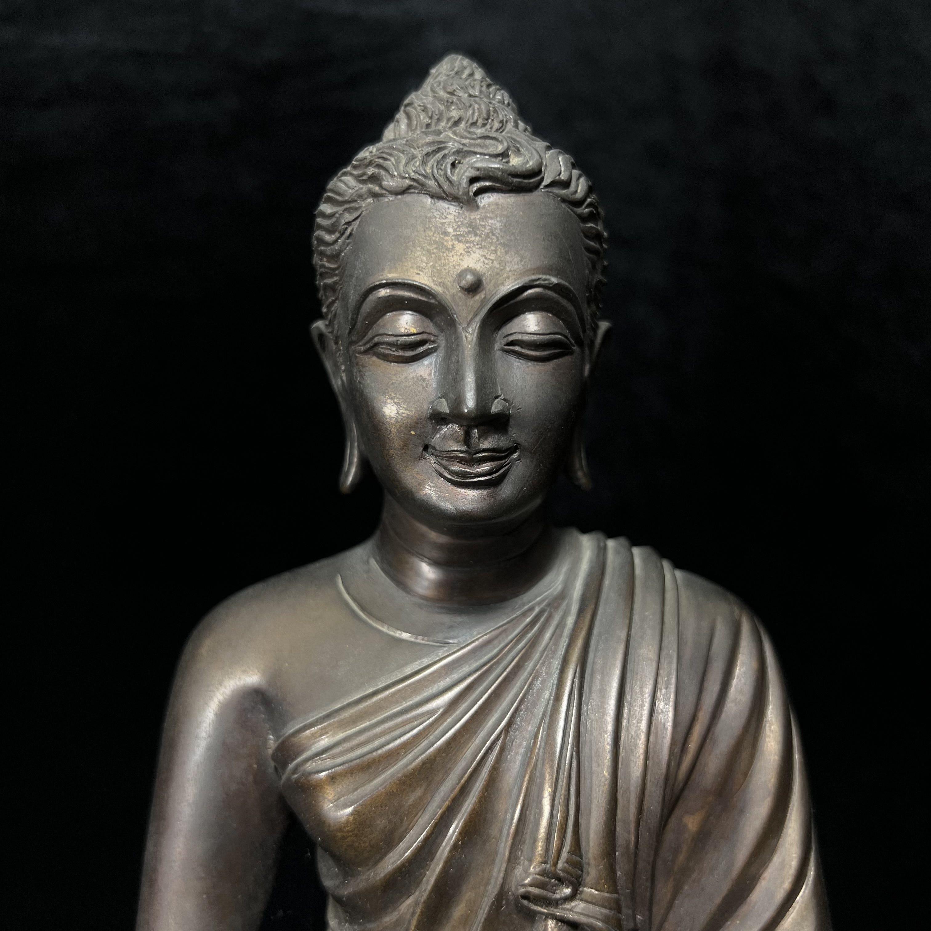 พระพุทธสิทธัตถศาสดา 100 ปี กรมบัญชีกลาง พ.ศ.2533(รุ่นแรก) เนื้อโลหะสำริด รมมันปู หน้าตัก 5.9 นิ้ว (พิธีใหญ่ ศิลป์สวย หายาก)(พระราชทานเม็ดพระธาตุ บรรจุมวลสารใต้ฐานองค์พระ)องค์หมายเลข 63(ผลรวมได้ 9 เลขมหามงคลเจริญก้าวหน้าในทุกด้าน)