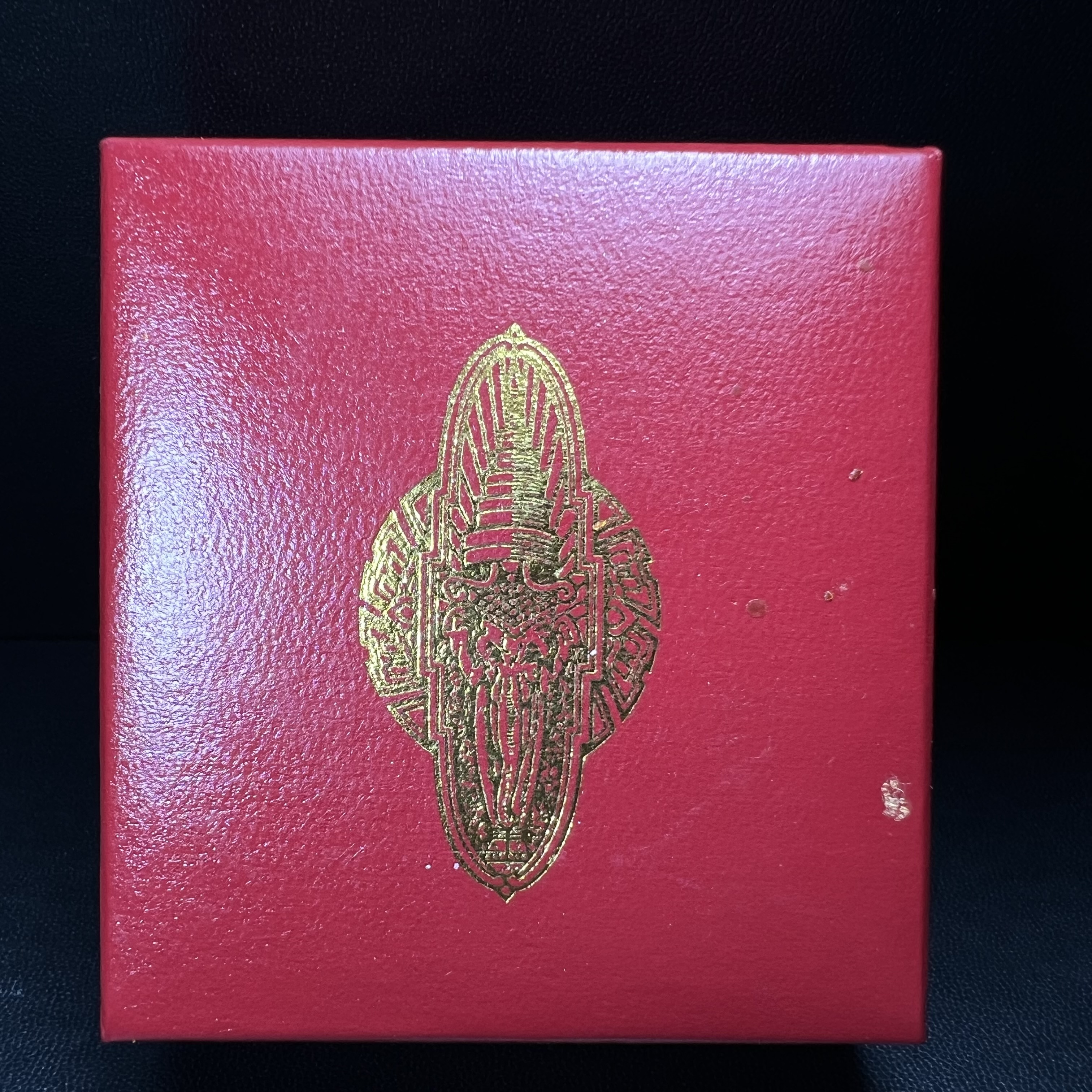 เหรียญรูปเหมือนเจ้าพ่อเสือ (ตั่วเหล่าเอี๊ย)รุ่นสองแผ่นดิน ปี 2542 หลัง ตราสัญลักษณ์ ภปร. 6รอบ 72 พรรษาในหลวงรัชกาลที่9 เสือคาบดาบ เหรียญหล่อ 3 มิติ เนื้อเงินสามกษัตริย์ พิมพ์ใหญ่ ปลุกเสก ณ วัดมังกรกมลาวาส(เล่งเน่ยยี่)สภาพสวยซีนซองเดิมกล่องครบเดิม