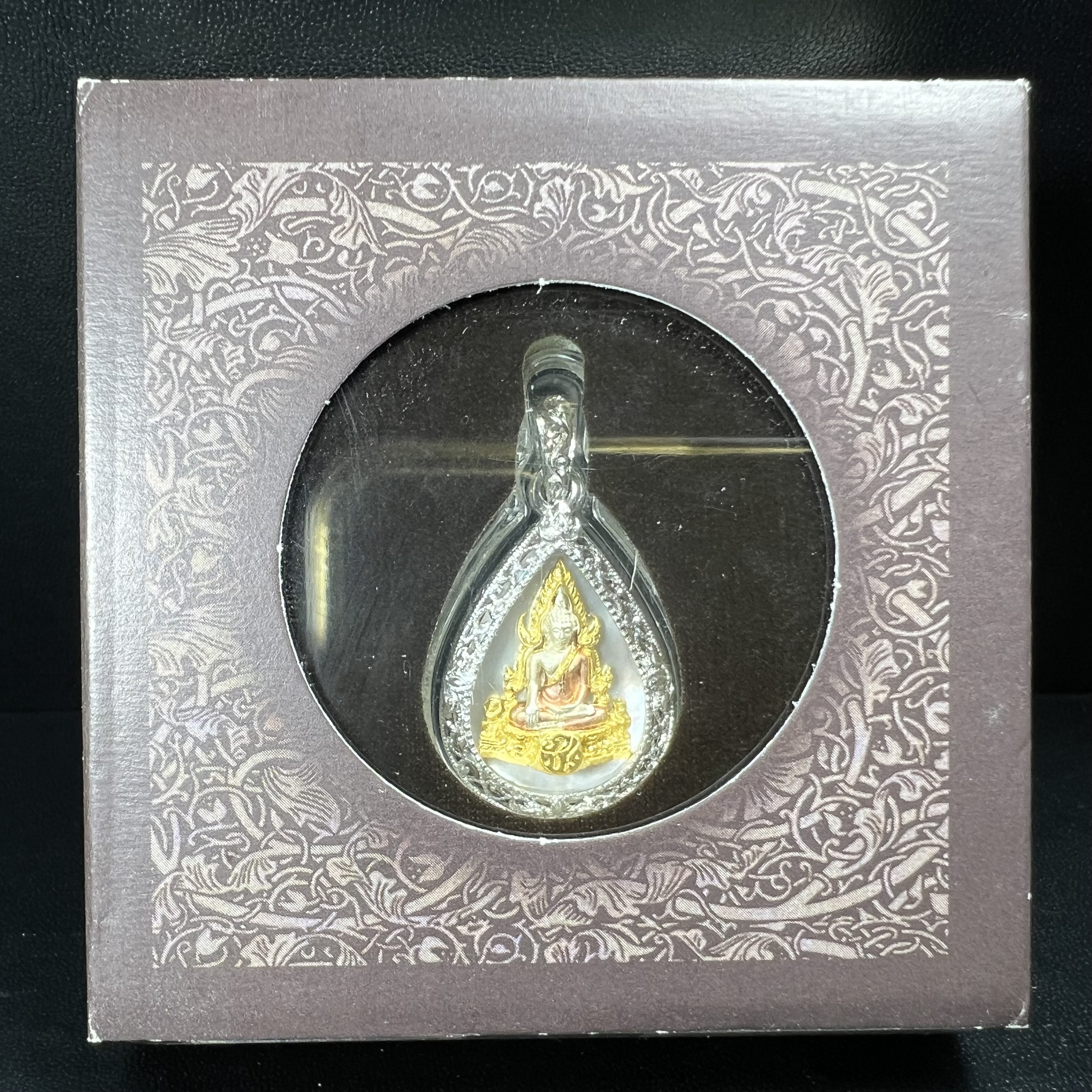 พระพุทธชินราช ภปร. โครงการ "เพราะแผ่นดินนี้ คือ แผ่นดินเกิด" ปี2548(รุ่นแรก) เหรียญทรงหยดน้ำ ขนาด 21 x 31 มม. เนื้อเงินสามกษัตริย์ องค์พระชุบสามกษัตริย์ ล้อมด้วยกรอบเงินชุบทองคำขาวสลักเสลาเป็นลวดลายละเอียดอ่อน ส่วนพื้นองค์พระเป็นเปลือกหอยมุข