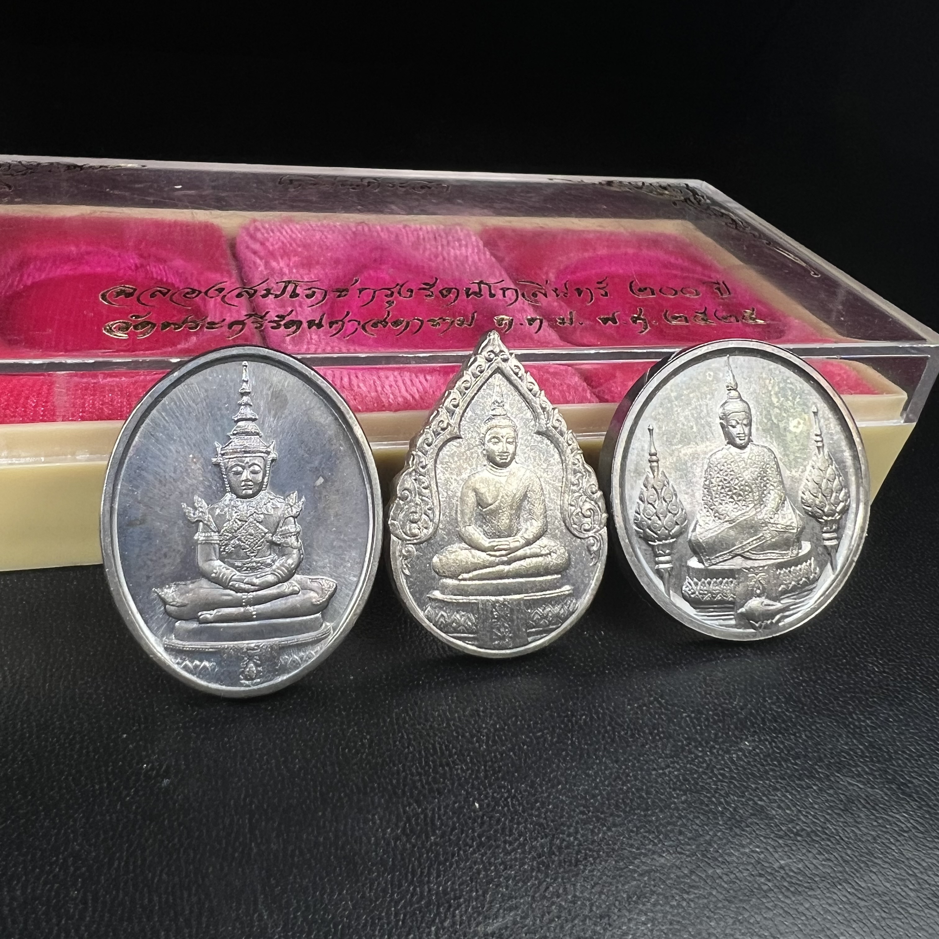 เหรียญพระแก้วมรกตหลัง ภปร. ฉลองกรุงรัตนโกสินทร์ครบ 200 ปี พ.ศ.2525 เนื้อเงิน(ผิวเดิมสวย)กล่องบรรจุเดิมครบ 3พิมพ์ ร้อน ฝน หนาว(บล็อกแรกไม่มีพระราชศรัธานิยม)(ในหลวงรัชกาลที่9 เสด็จในพิธี)พระคู่บ้านคู่เมือง...พระดี...พิธีใหญ่(บล็อกแรกครบชุด ผิวเดิม หายาก)