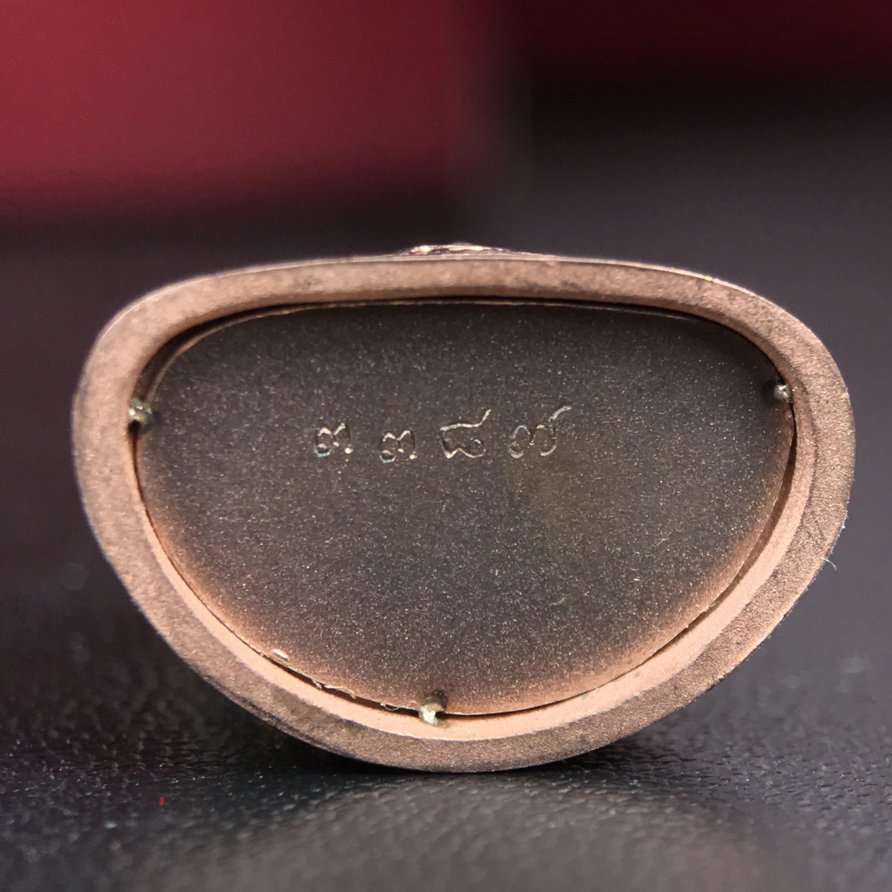 พระแก้วมรกต ภปร.(รุ่นแรก) ปี2545 จัดสร้างในมหาวโรกาส พระบาทสมเด็จพระเจ้าอยู่หัวรัชกาลที่ 9 ครบรอบ 75 พรรษา และฉลองกรุงรัตนโกสินทร์ครบ 220 ปี พิมพ์ลอยองค์ใหญ่ เนื้อเงินบริสุทธิ์ 92.5%(สามกษัตริย์) ขนาด 19*35 มม. พร้อมกล่อง สวยครบสมบูรณ์(องค์หมายเลข ๓๓๘๗)