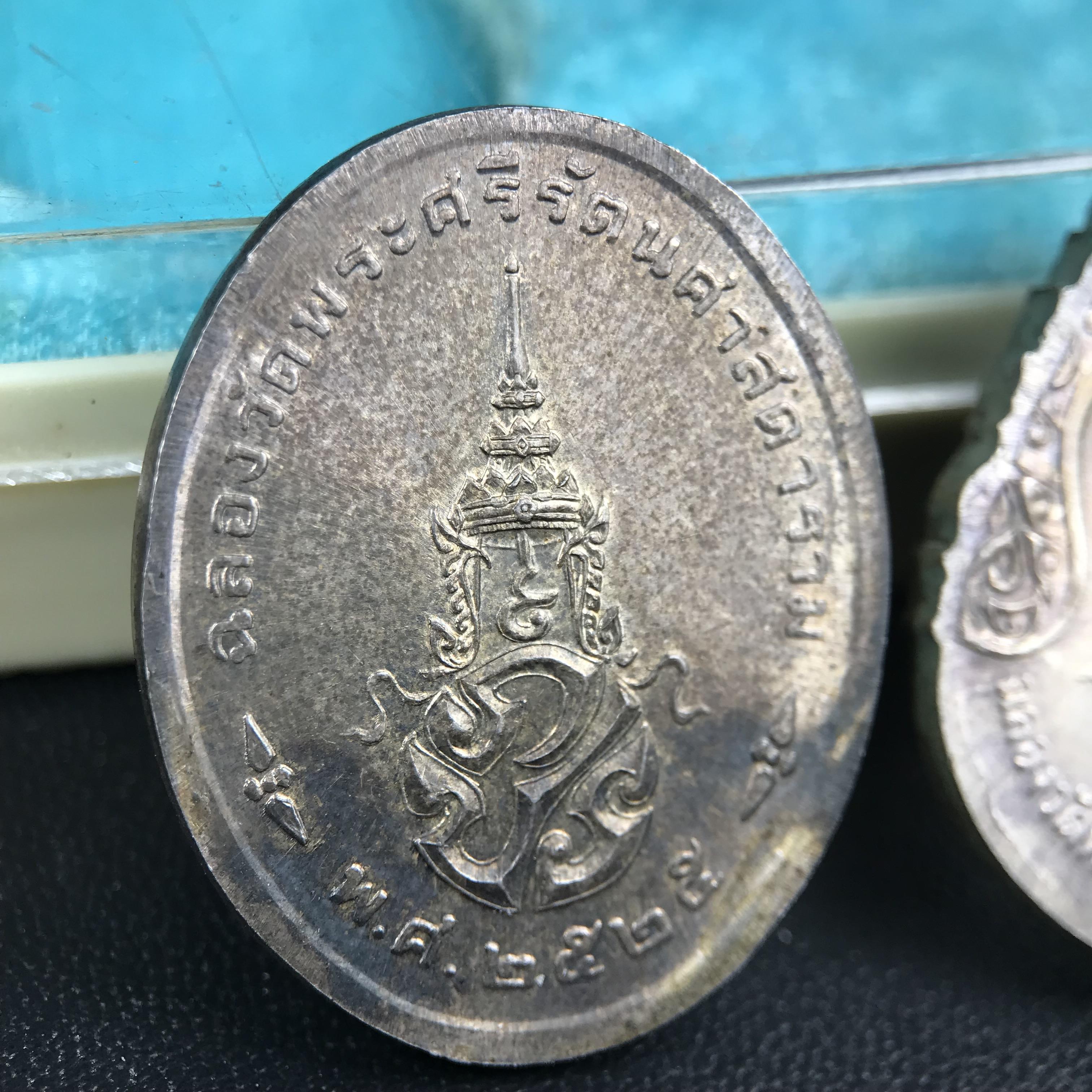 เหรียญพระแก้วมรกตหลัง ภปร. ฉลองกรุงรัตนโกสินทร์ครบ 200 ปี พ.ศ.2525 เนื้อเงิน(ผิวเดิมสวย)กล่องบรรจุเดิมครบ 3พิมพ์ ร้อน ฝน หนาว(บล็อกแรกไม่มีพระราชศรัธานิยม)(ในหลวงรัชกาลที่9 เสด็จในพิธี)พระคู่บ้านคู่เมือง...พระดี...พิธีใหญ่(บล็อกแรกครบชุด ผิวเดิม หายาก)