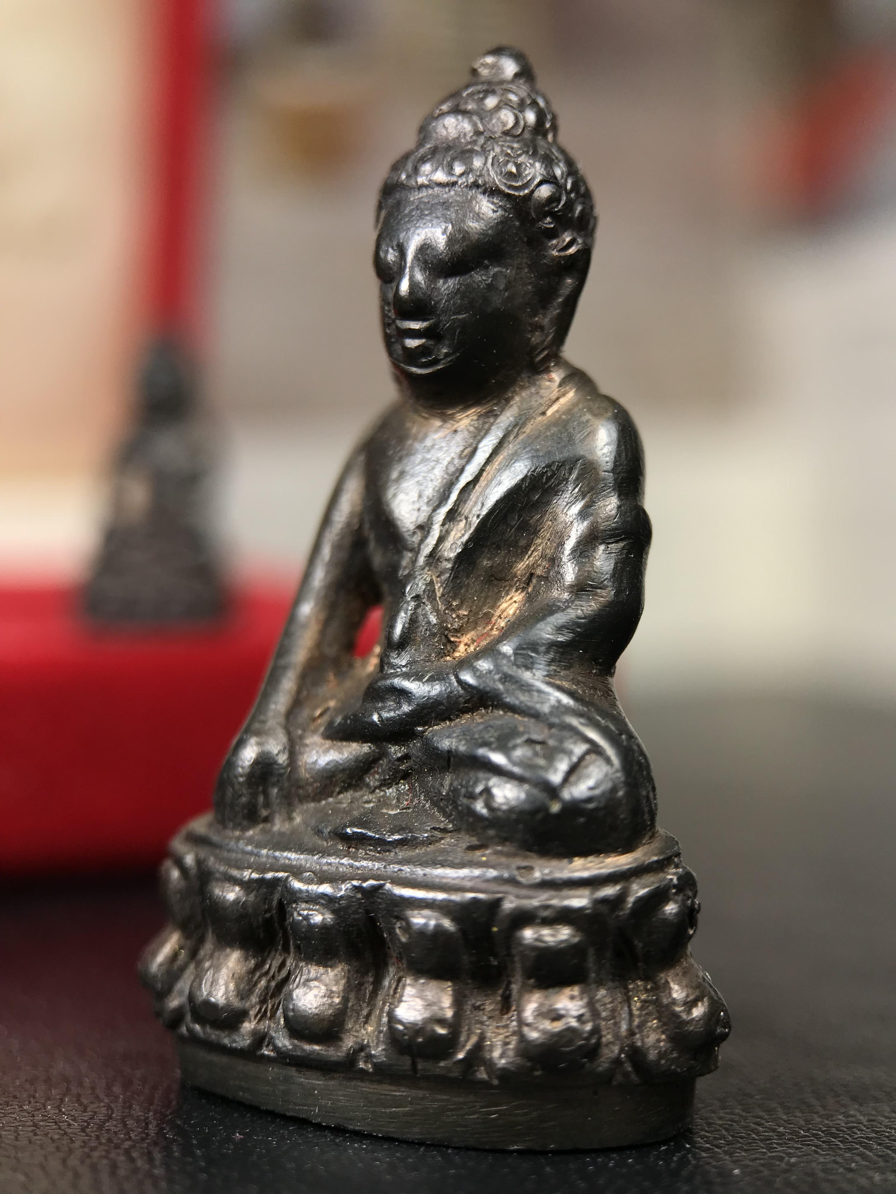 พระกริ่ง-พระชัยวัฒน์ ปวเรศ วัดบวรนิเวศวิหาร ปี 2530 พระบาทสมเด็จพระเจ้าอยู่หัวรัชกาลที่ 9 เจริญพระชนมพรรษา 5 รอบนักษัตริย์(ในหลวง ร.9 เสด็จเททอง)(บรรจุผงจิตรลดาเส้นเกศาในหลวงรัชกาลที่9)พร้อมสูจิบัตรเดิมตอนจัดสร้าง(สภาพสวยครบสมบูรณ์))พิธีใหญ่ รุ่นยอดนิยม