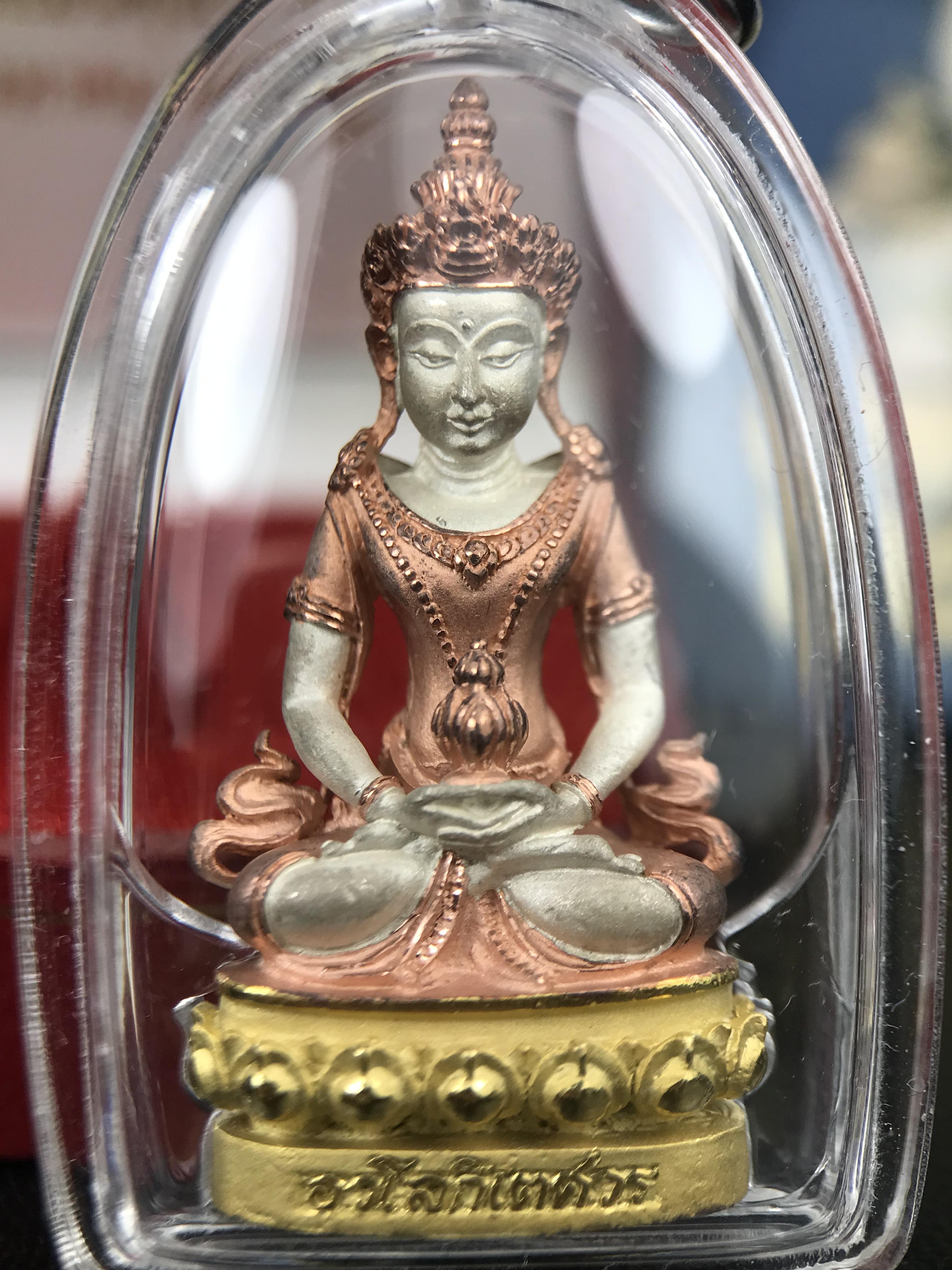 พระกริ่งอวโลกิเตศวร ( เจ้าแม่กวนอิม ) วัดโพธิ์แมนคุณาราม รุ่นอุดมโภคทรัพย์ พ.ศ.2539 เนื้อเงิน 3 กษัตริย์ พ่นทราย(ผิวเดิมสวย เลี่ยมกรอบกันน้ำพร้อมใช้บูชา) (พร้อมกล่องบรรจุการ์ดใบรับรองเดิมครบ) (อีกหนึ่งรุ่นยอดนิยม พุทธศิลป์สวยงดงาม)*ตอกโค๊ตและหมายเลข ๓๘๙๔*