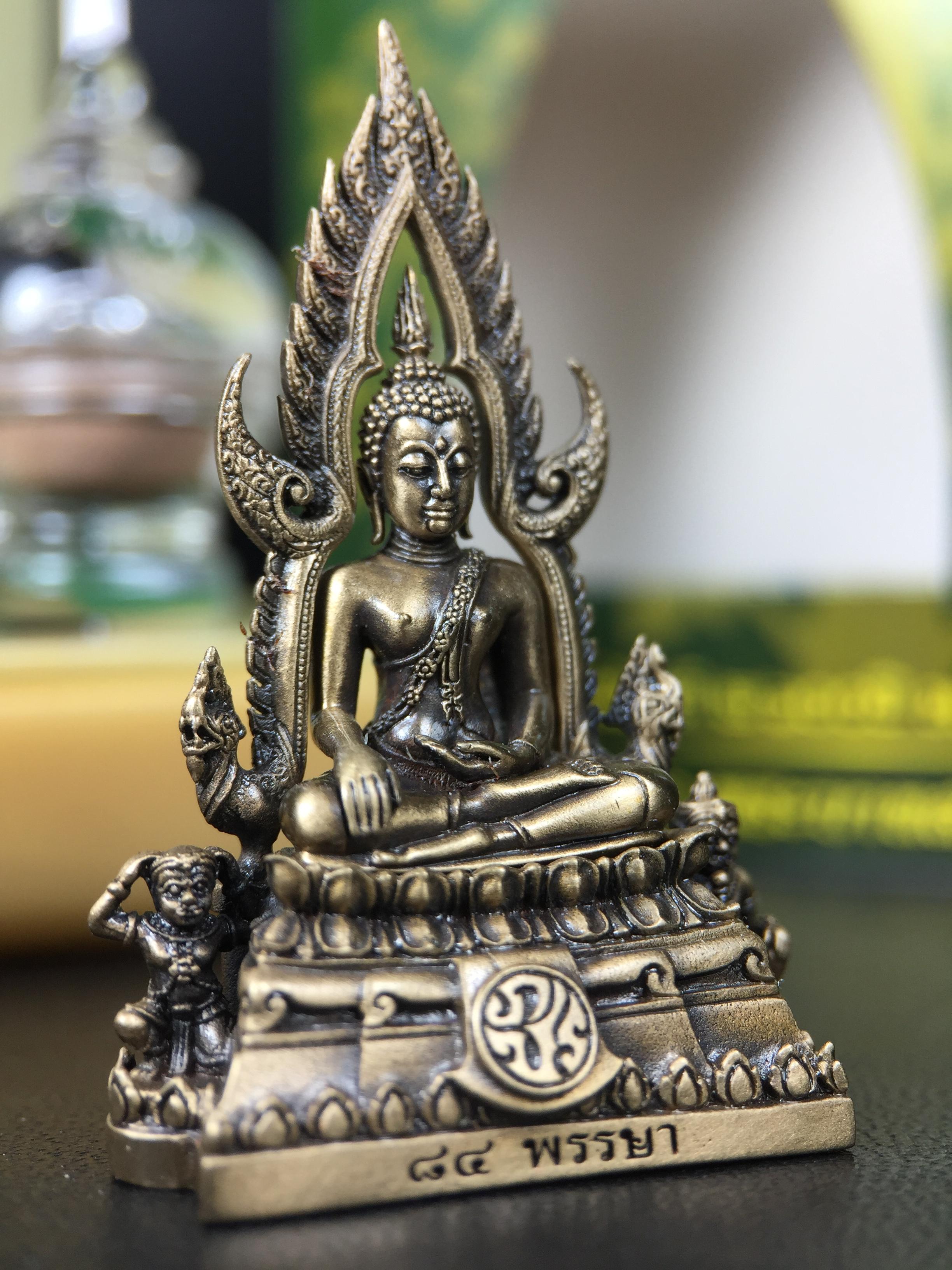 พระพุทธชินราช(จำลอง) ภปร. 84 พรรษา ปี 2554 เนื้อบรอนซ์รมดำซาติน พิมพ์กลางขนาดหน้าตัก 1/2 นิ้ว(พระราชทานมวลสาร จิตรลดาและเส้นพระเจ้า(เส้นผม)รัชกาลที่9)พุทธศิลป์ทรงคุณค่าอีกหนึ่งรุ่นยอดนิยม