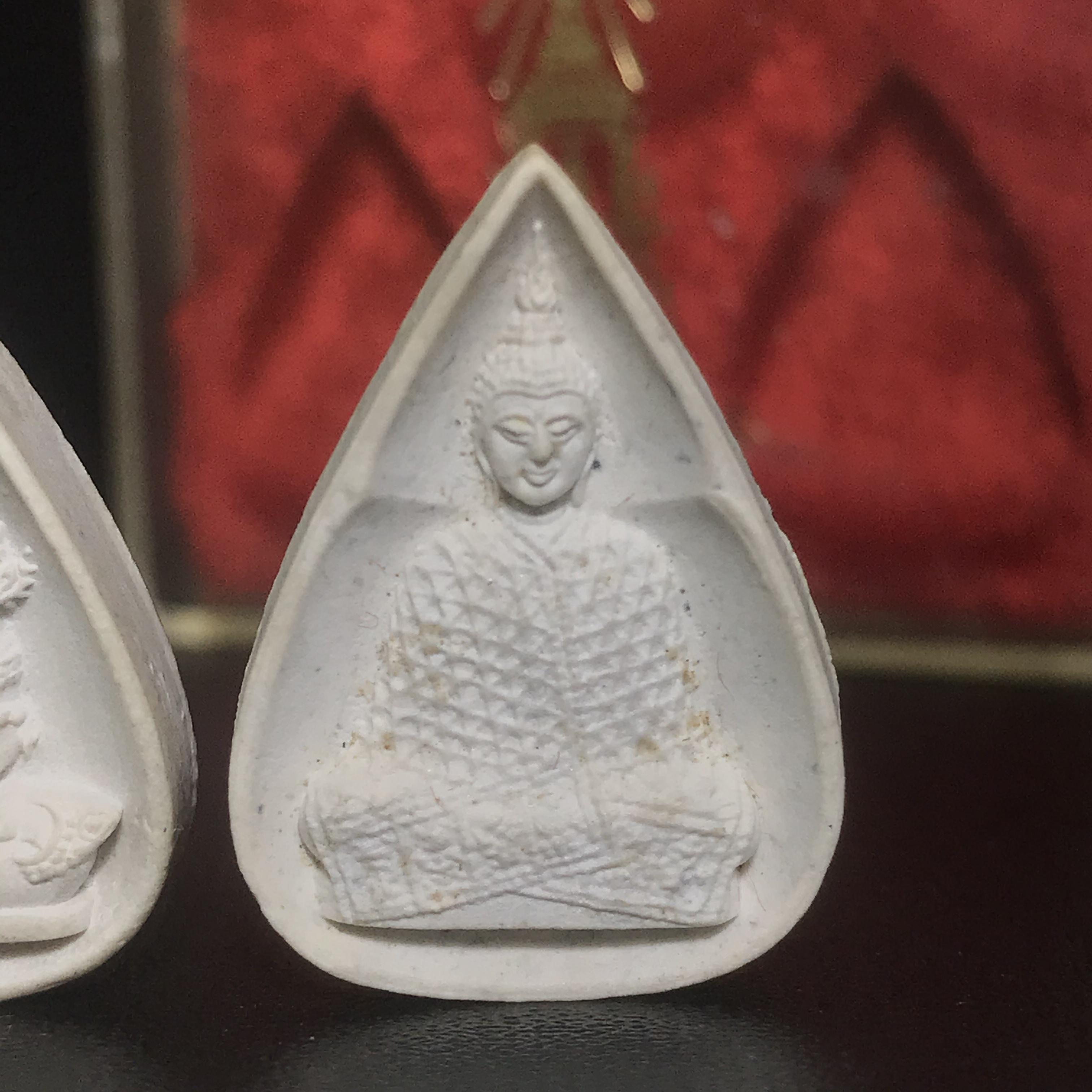 พระแก้วมรกต หลัง ภปร. เนื้อผง ปี2530 พระดี พิธีใหญ่ ประกอบพิธีพุทธาภิเษกพร้อมกับพิธีพระกริ่งปวเรศ ปี2530 วัดบวรนิเวศและวัดพระแก้ว(ครบชุดสามฤดูกล่องเดิมครบ)หายาก