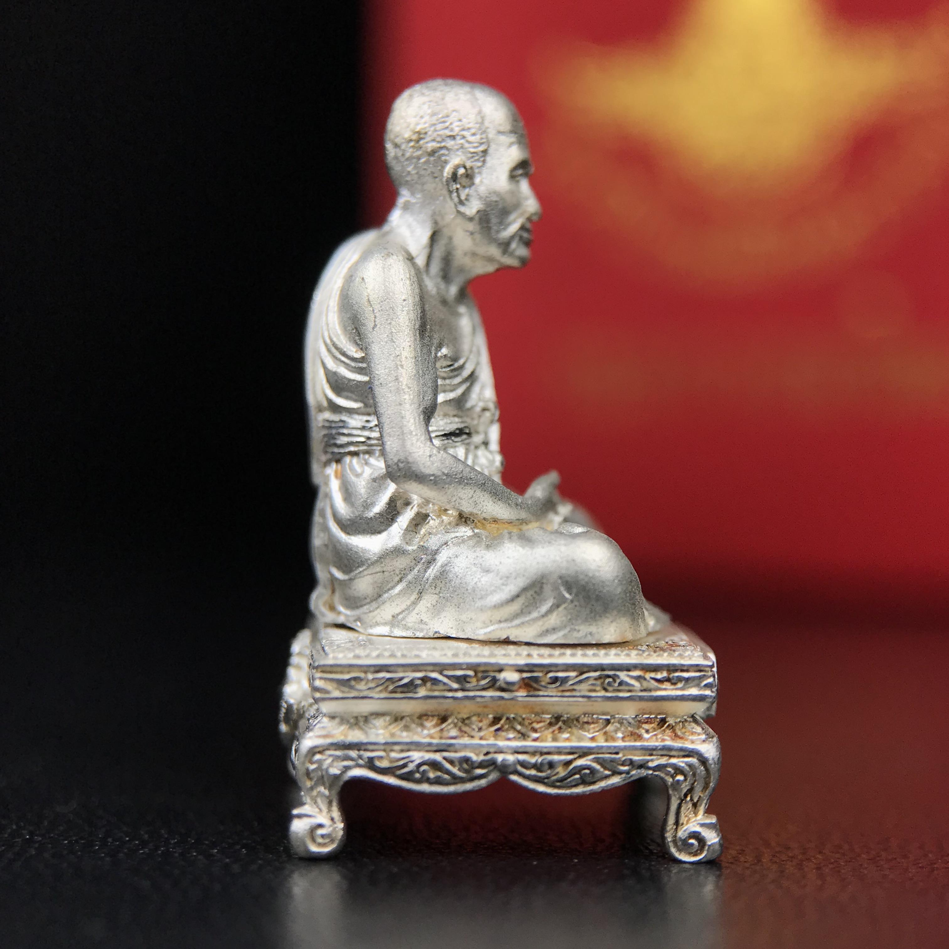 รูปหล่อหลวงพ่อเงิน วัดบางคลาน จ.พิจิตร พิมพ์หน้าเหมือนหลวงพ่อ "รุ่น 91 ปี กรมเสมียนตรา" กระทรวงกลาโหมจัดสร้างในปี 2543 พุทธาภิเษกใหญ่ 3 วัด 3พิธีวัดสุทัศน์ /วัดบางคลาน/วัดพระแก้ว เนื้อเงินปัดเงา(หายาก) พุทธศิลป์งดงามมากหายาก(ตอกโค๊ตหมาย ๑๖)